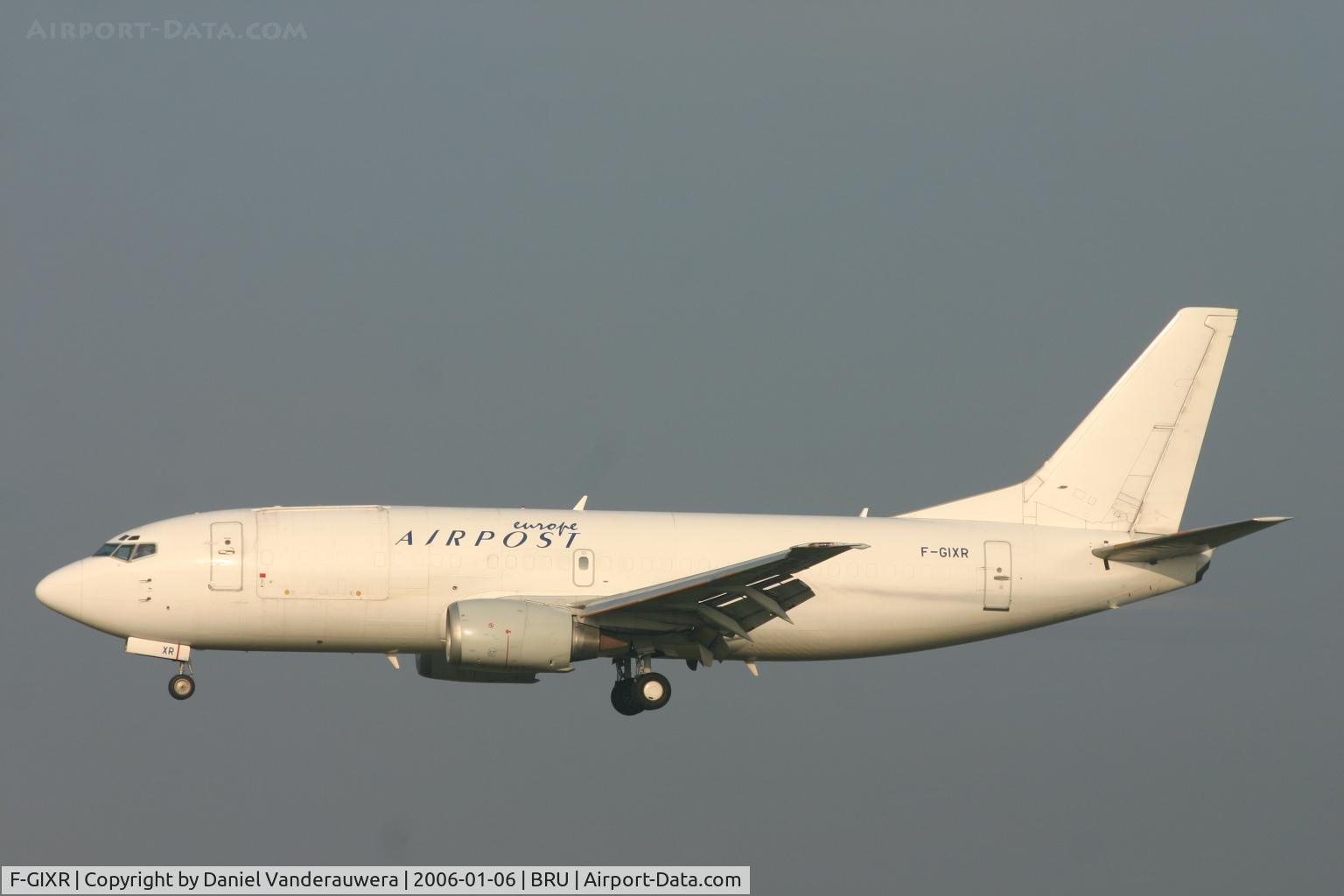 F-GIXR, 1992 Boeing 737-3H6 C/N 27125, descending to rwy 25L