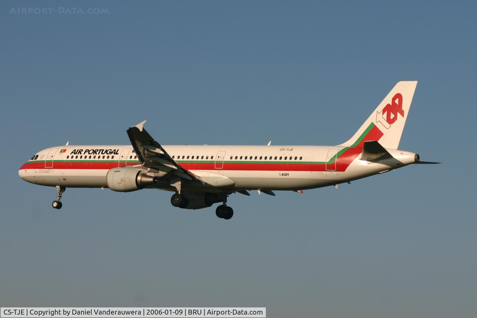 CS-TJE, 2000 Airbus A321-211 C/N 1307, descending to rwy 25L