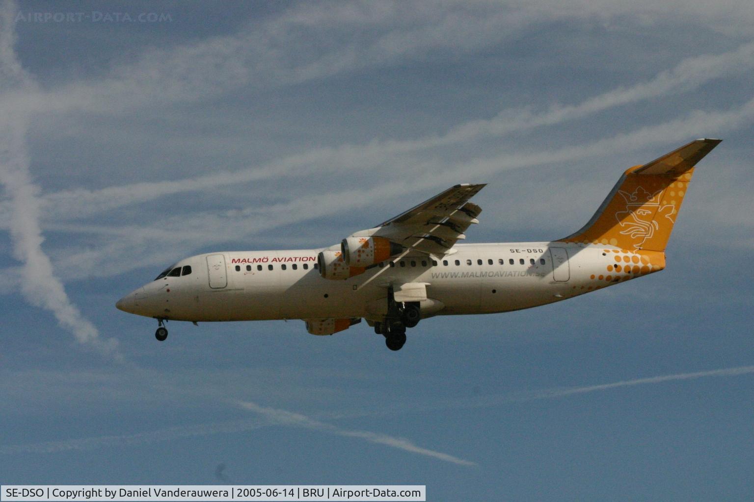 SE-DSO, 1992 British Aerospace Avro 146-RJ100A C/N E3221, descending to rwy 25L