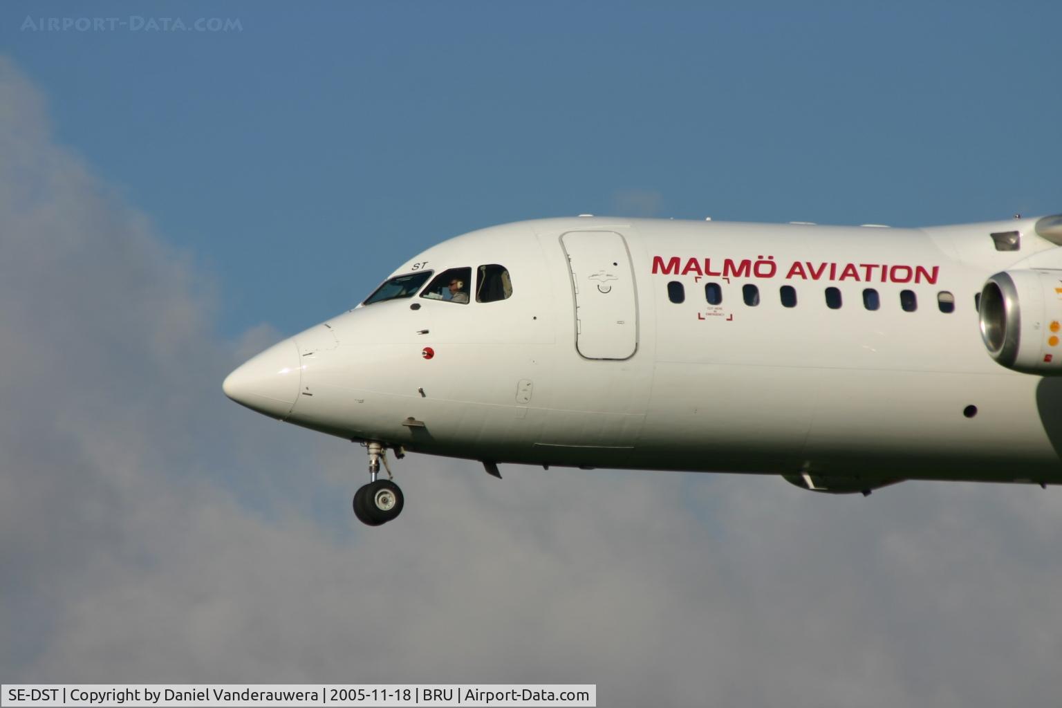 SE-DST, 1994 British Aerospace Avro 146-RJ100 C/N E3247, descending to rwy 25L