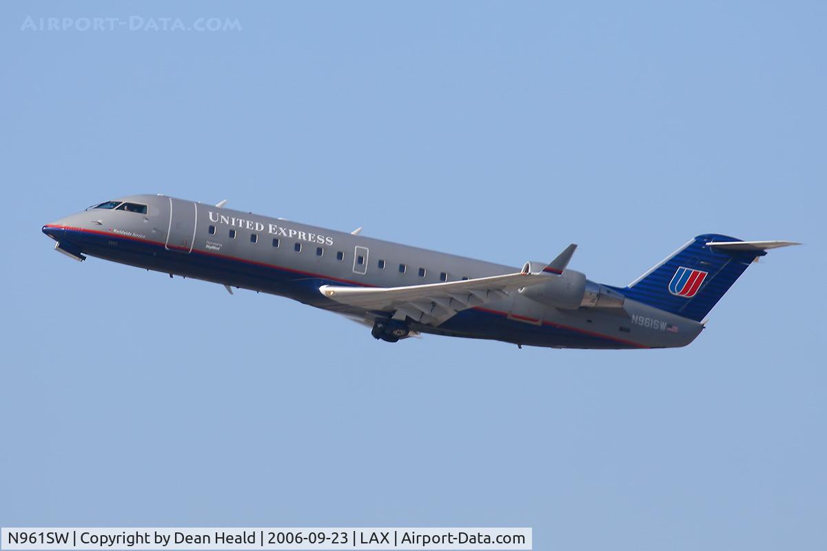 N961SW, 2003 Canadair CL-600-2B19 Regional Jet CRJ-200LR C/N 7857, United Express (SkyWest Airlines) N961SW (FLT SKW6505) climbing out from RWY 25R enroute to Metropolitan Oakland Int'l (KOAK).