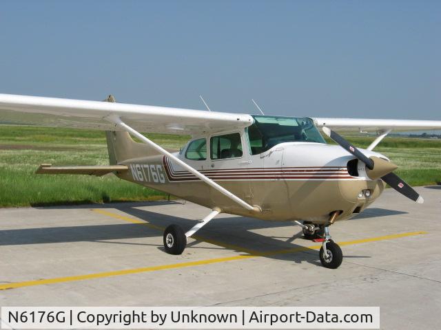N6176G, 1979 Cessna 172N C/N 17273575, N6176 at Grand Forks International Airport