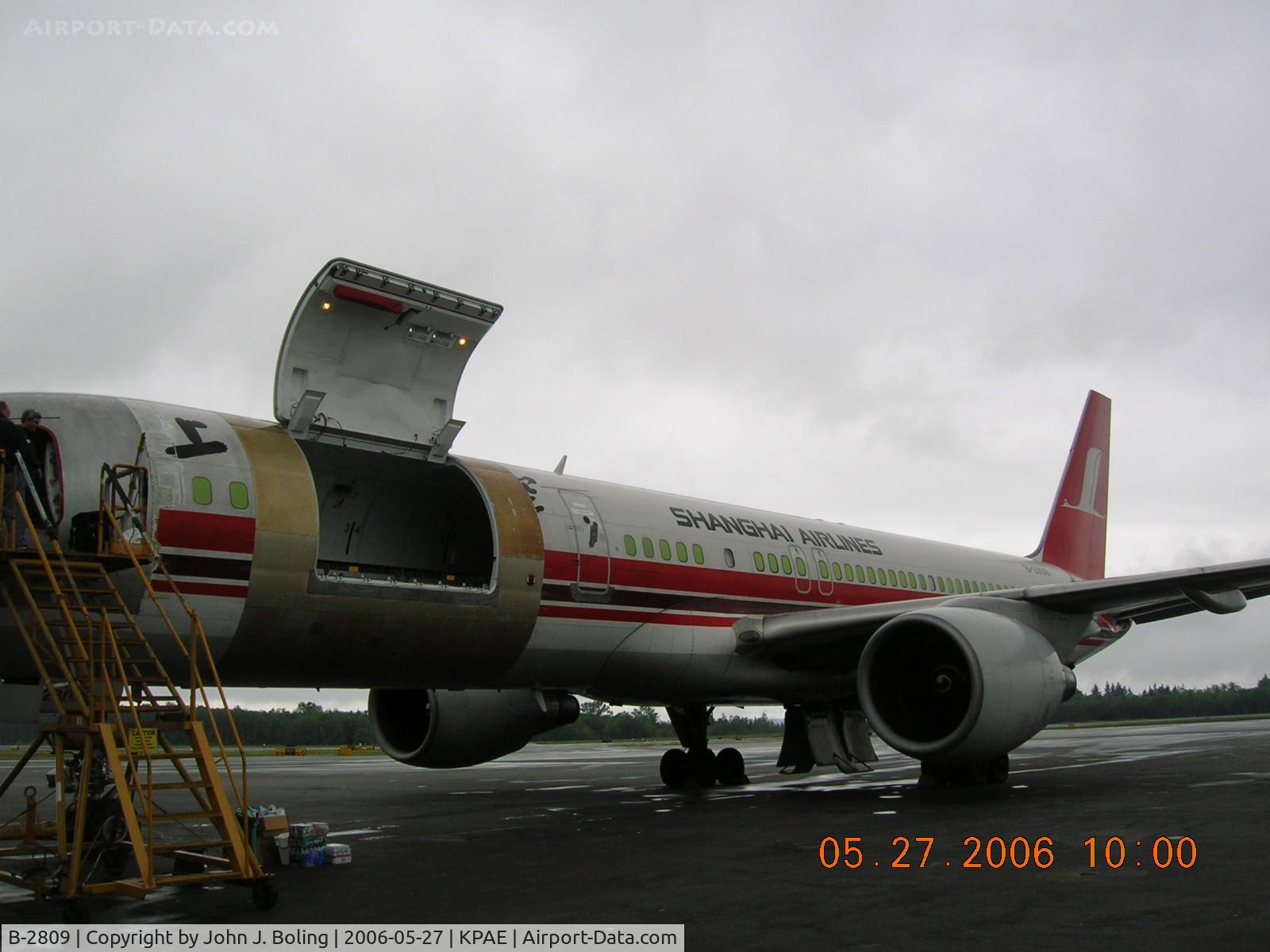 B-2809, 1989 Boeing 757-26D C/N 24472, Loading at Paine Field for ferry to Shanghai