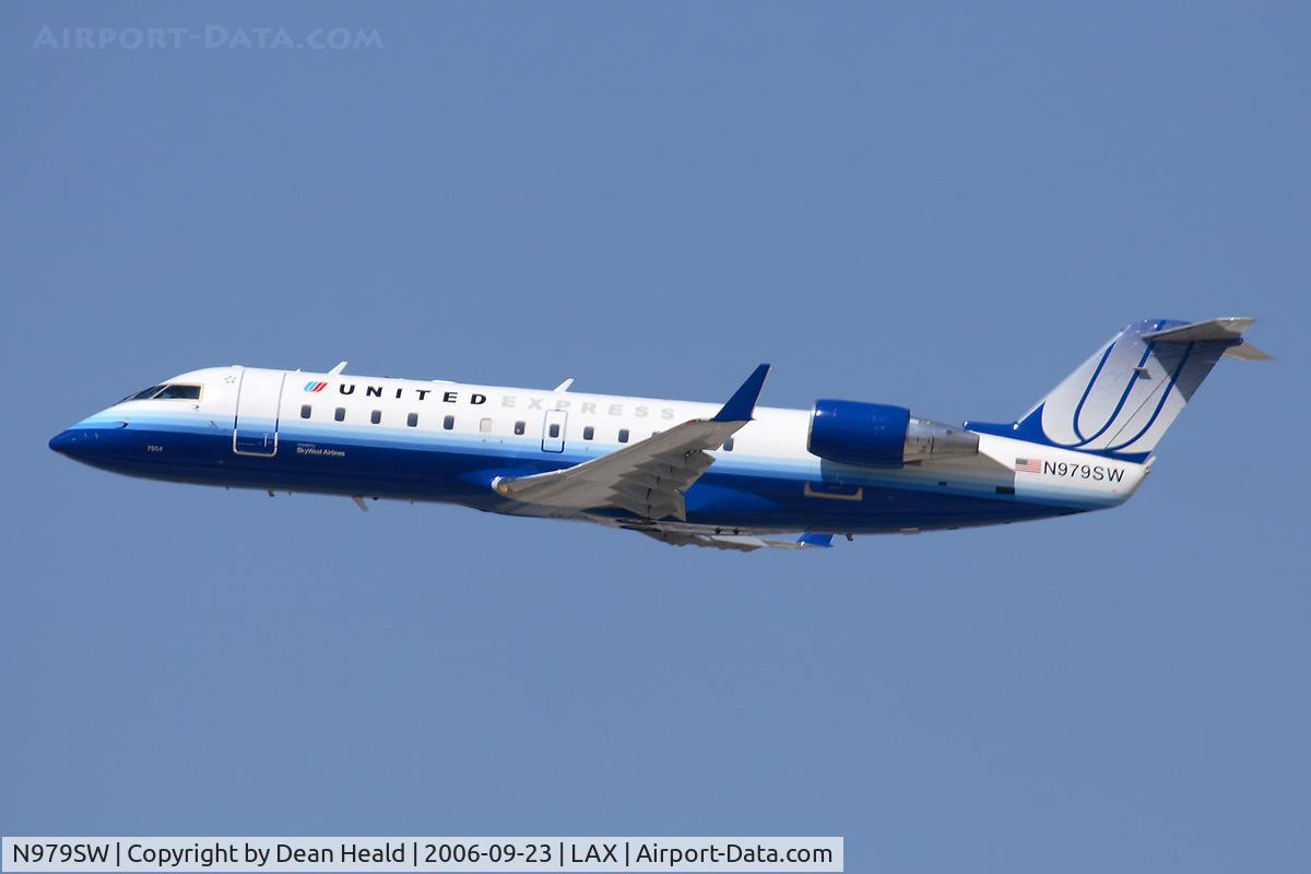 N979SW, 2004 Bombardier CRJ-200ER (CL-600-2B19) C/N 7954, United Express (operated by SkyWest Airlines) N979SW (FLT SKW6522) on a shallow climb out from RWY 25R enroute to Phoenix Sky Harbor Int'l (KPHX).