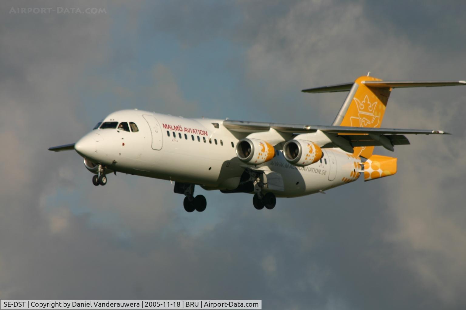 SE-DST, 1994 British Aerospace Avro 146-RJ100 C/N E3247, arrival on rwy 25L
