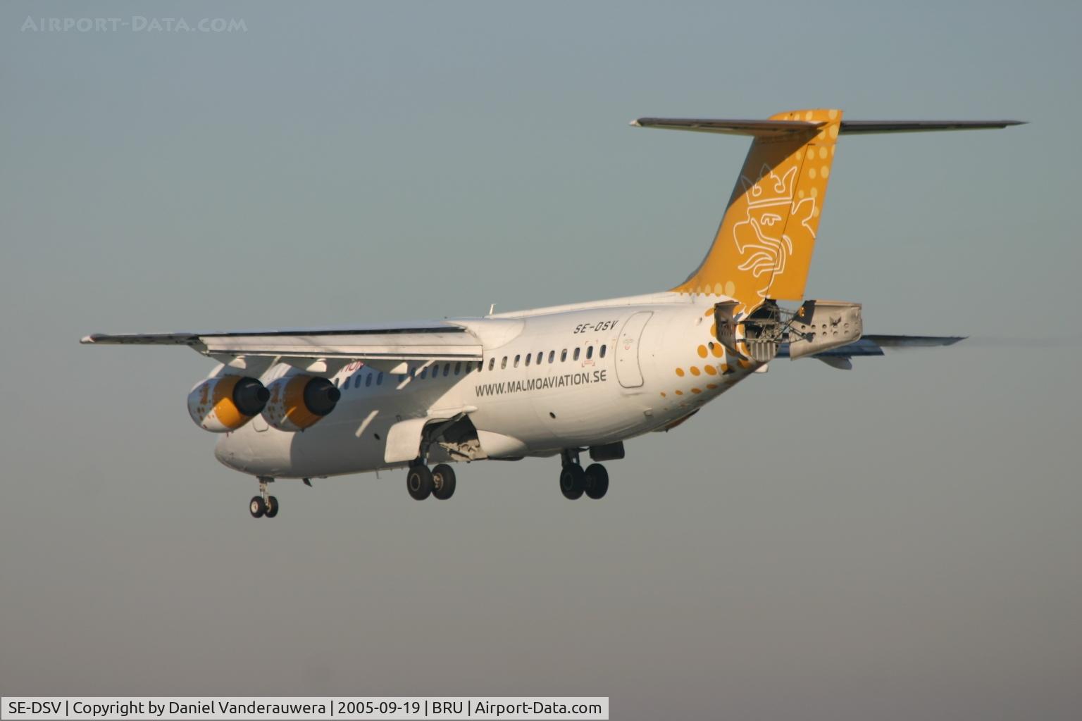 SE-DSV, 1994 British Aerospace Avro 146-RJ100A C/N E3250, short to touch rwy 25L