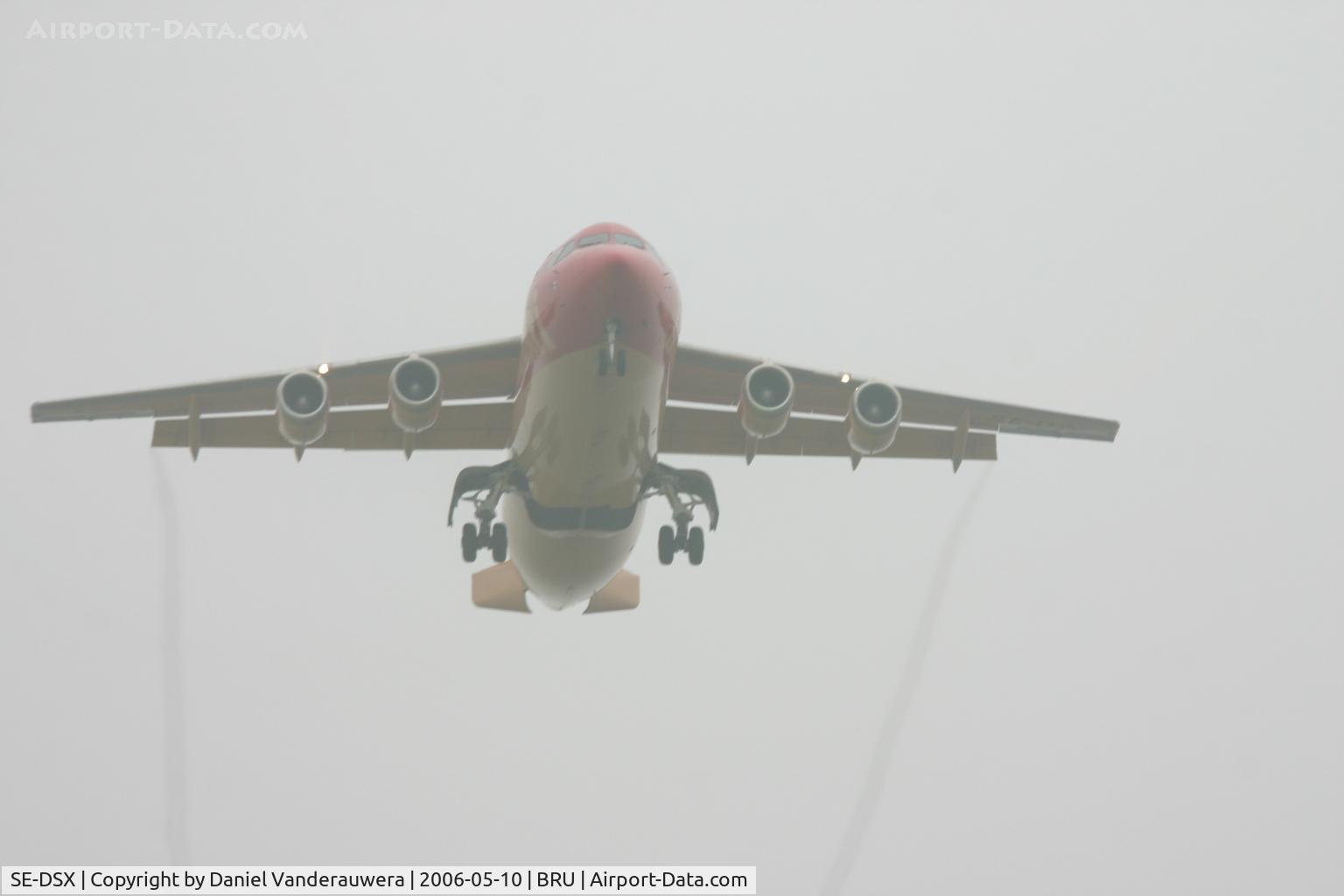SE-DSX, 1994 British Aerospace Avro 146-RJ100 C/N E3255, descending to rwy 25L in the fog