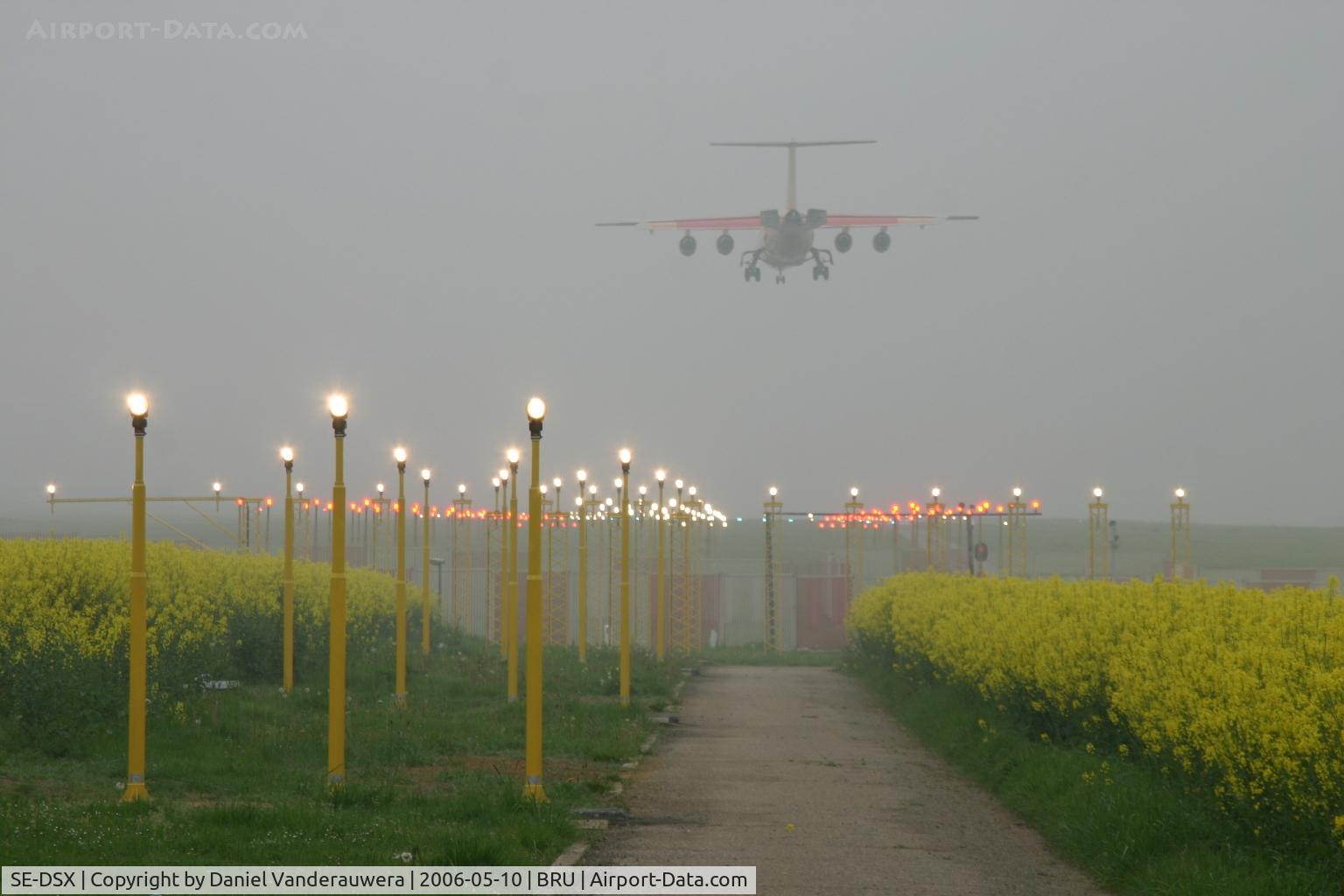 SE-DSX, 1994 British Aerospace Avro 146-RJ100 C/N E3255, short to touch rwy 25L in the fog