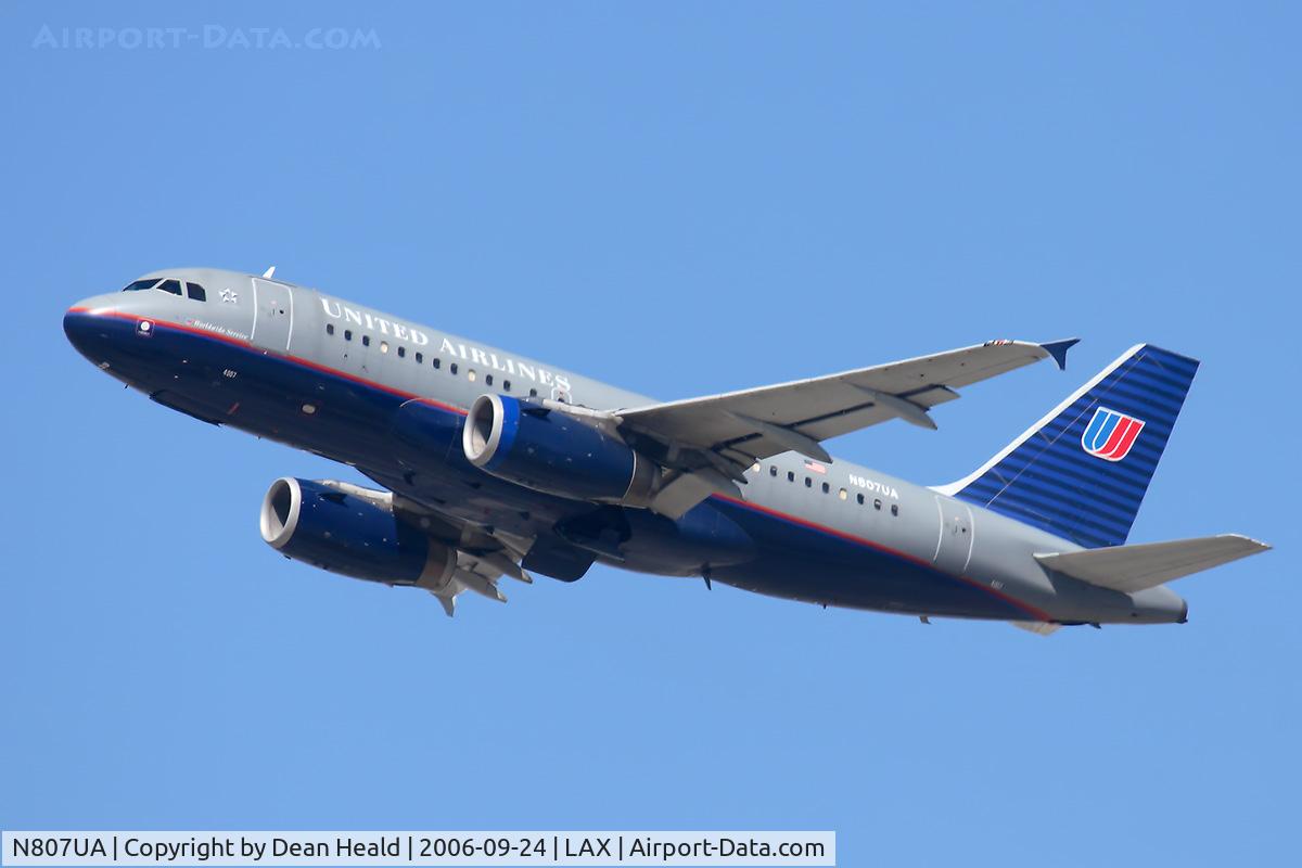 N807UA, 1998 Airbus A319-131 C/N 798, United Airlines N807UA (FLT UAL492) climbing out from RWY 25R enroute to Dallas Fort Worth Int'l (KDFW).