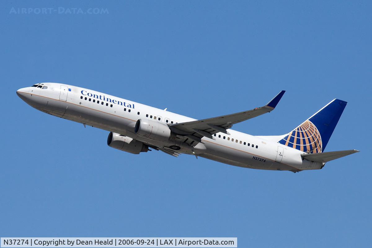 N37274, 2002 Boeing 737-824 C/N 31592, Continental Airlines N37274 (FLT COA394) climbing out from RWY 25R enroute to George Bush Houston Intercontinental (KIAH).