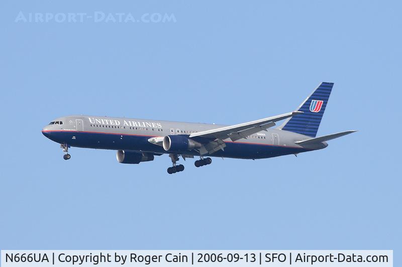 N666UA, 1998 Boeing 767-322 C/N 29238, coming into SFO