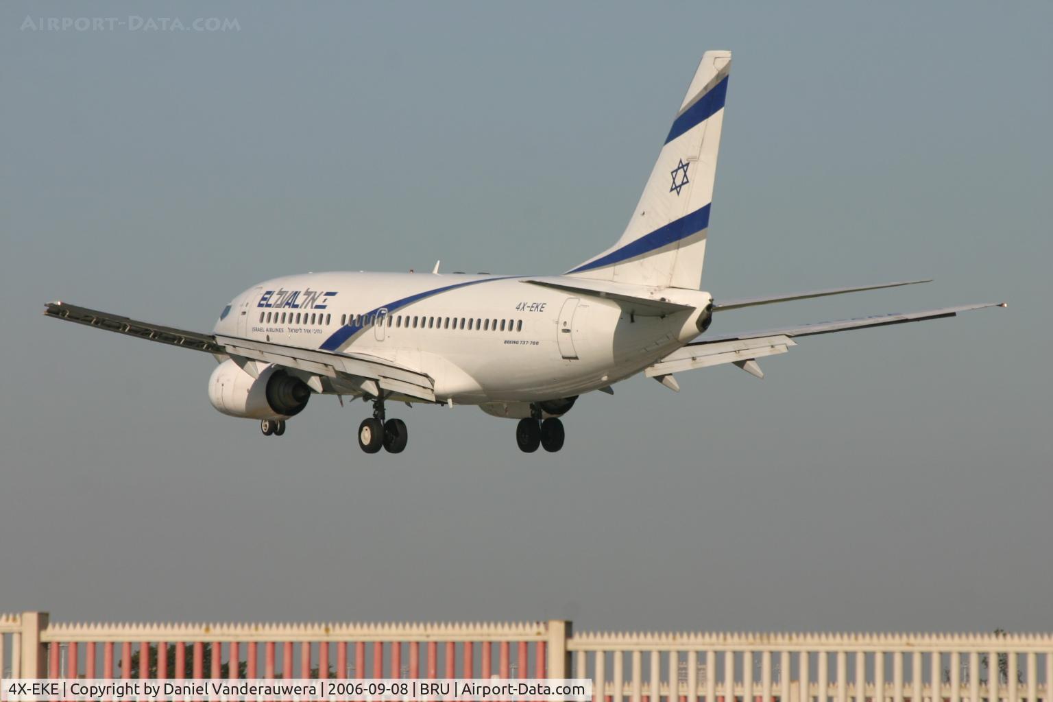 4X-EKE, Boeing 737-758 C/N 29961, short to land on rwy 25L