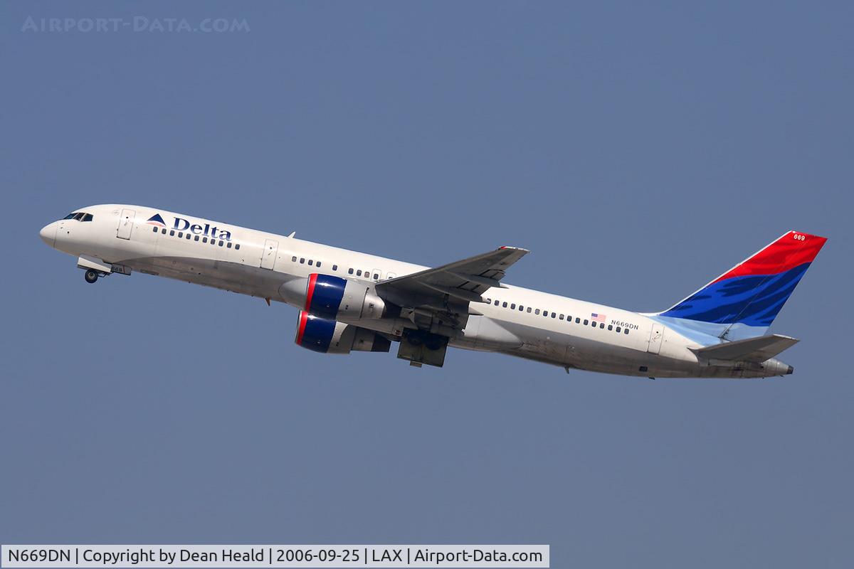 N669DN, 1991 Boeing 757-232 C/N 25142, Delta Airlines N669DN (FLT DAL44) climbing out from RWY 25R enroute to Cincinnati Northern Kentucky Int'l (KCVG).