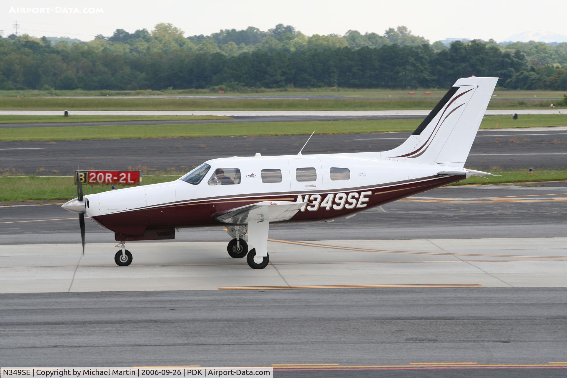 N349SE, 2004 Piper PA-46-350P Malibu Mirage C/N 4636349, Taxing to hanger