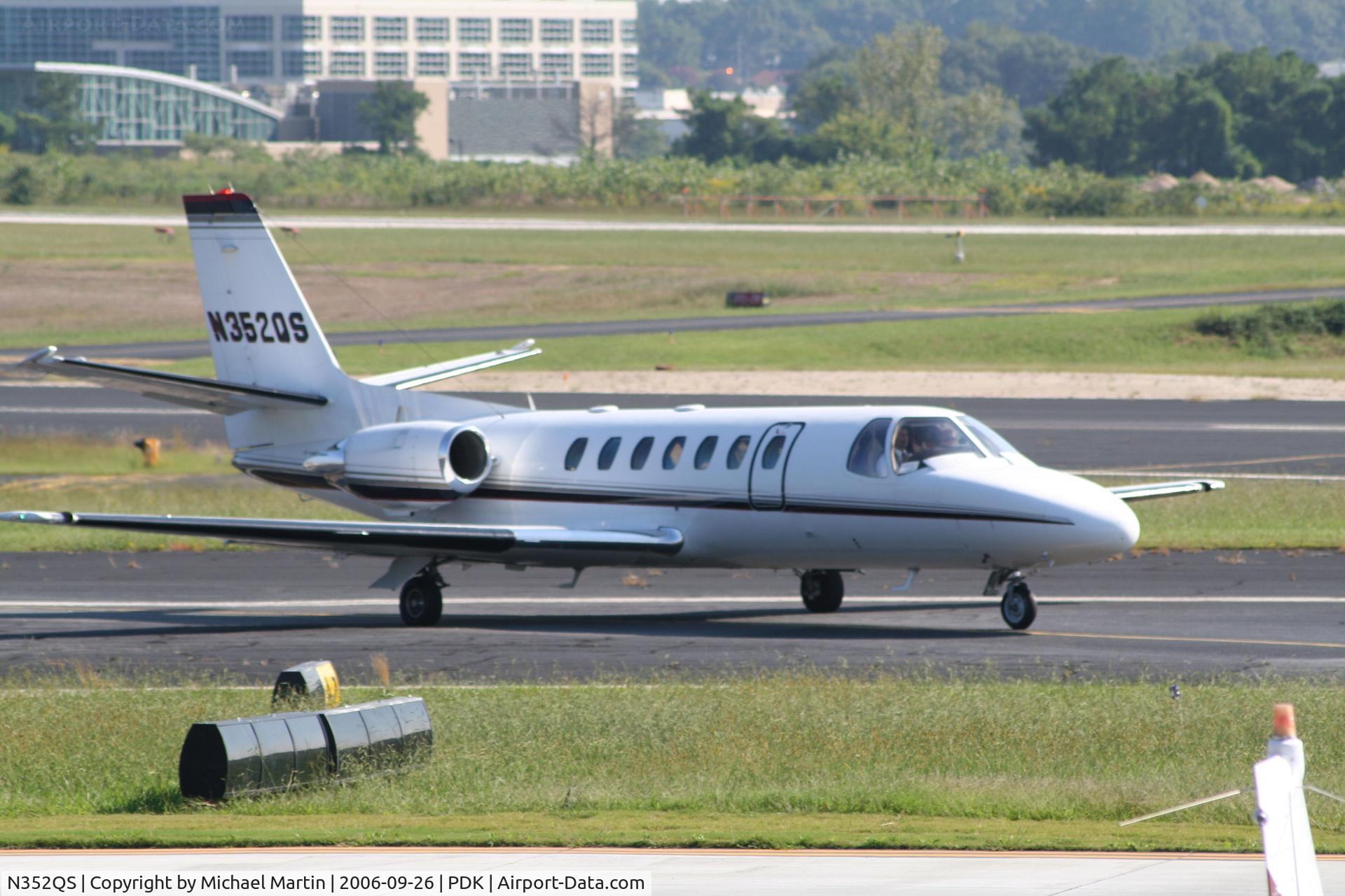 N352QS, 1996 Cessna 560 Citation Ultra C/N 560-0352, Taxing to Runway 2R