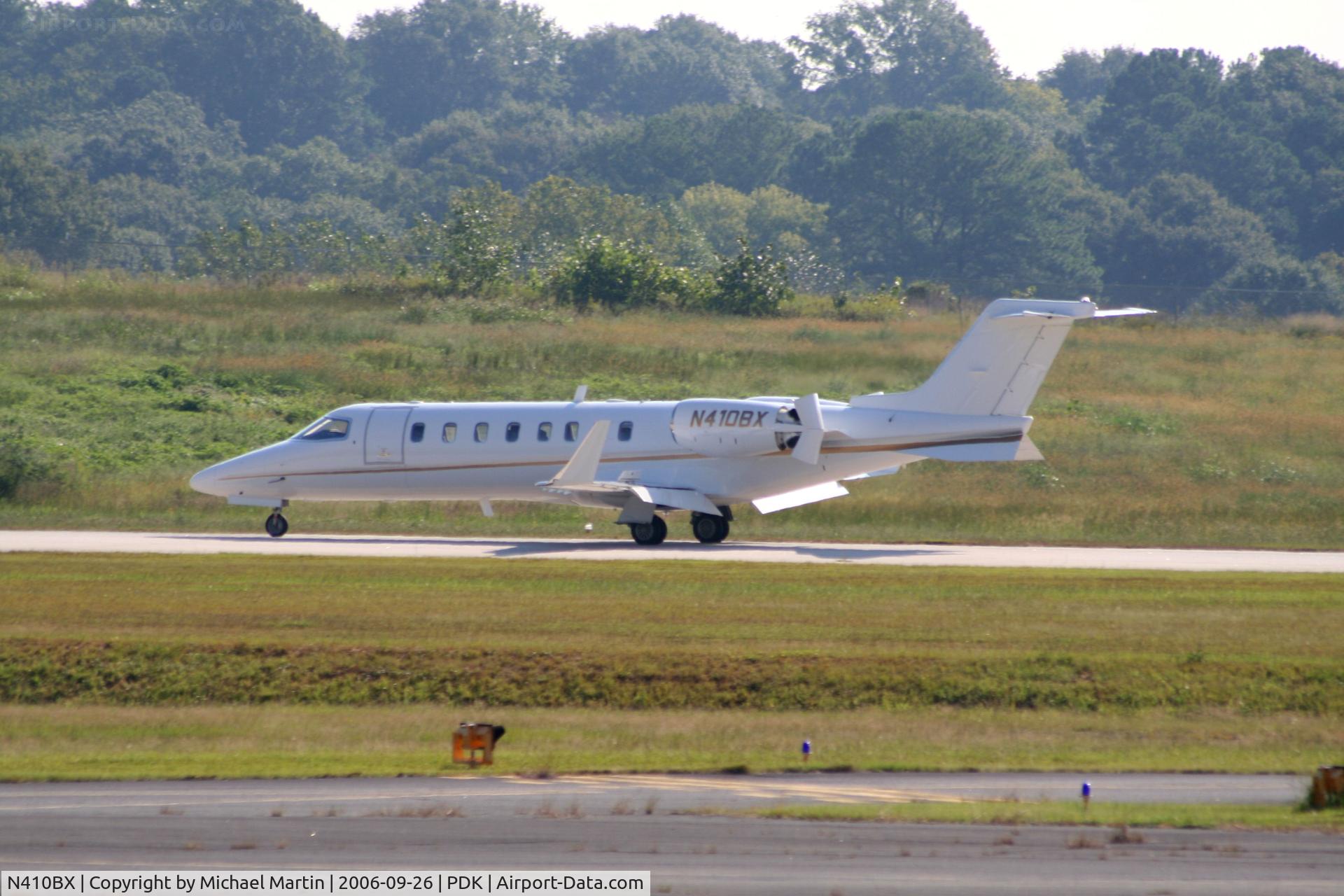 N410BX, 2000 Learjet 45 C/N 101, Landing Runway 2R