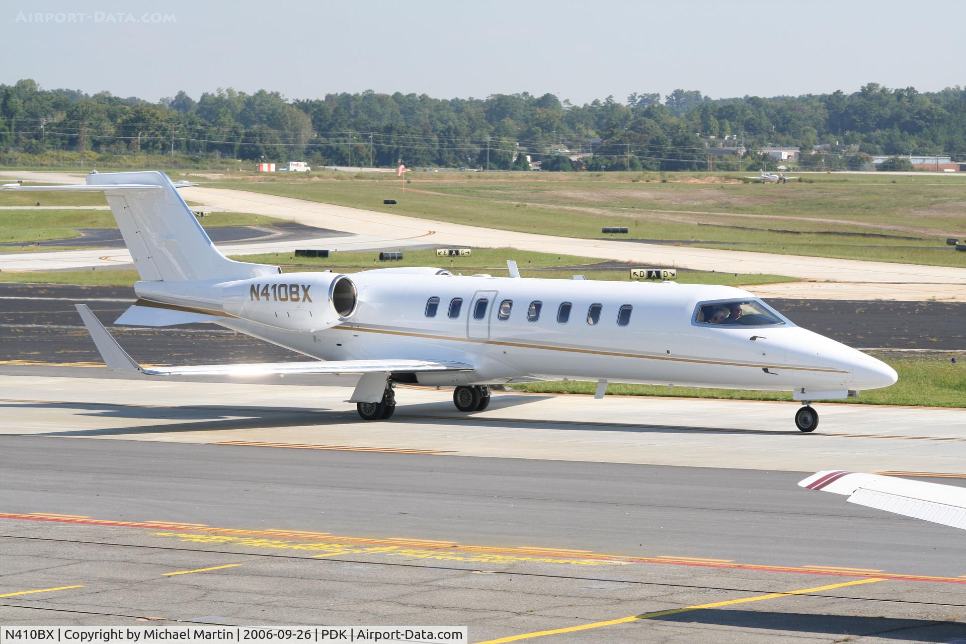 N410BX, 2000 Learjet 45 C/N 101, Taxing to Runway 2R