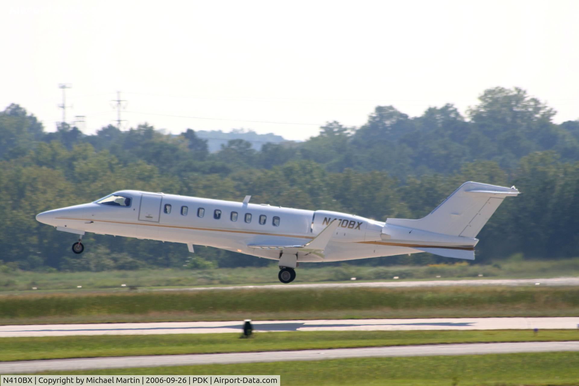 N410BX, 2000 Learjet 45 C/N 101, Departing PDK enroute to AGS