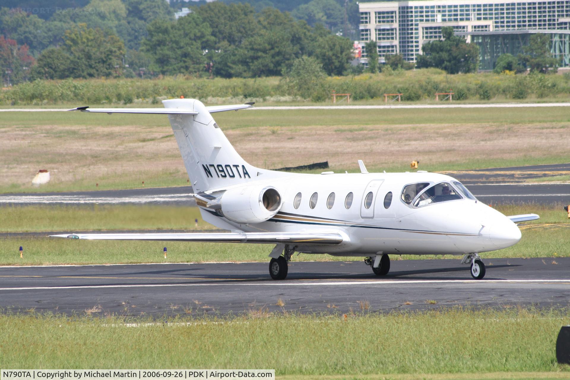 N790TA, 1999 Raytheon Beechjet 400A/Nextant N400XT C/N RK-252, Taxing to Runway 2R