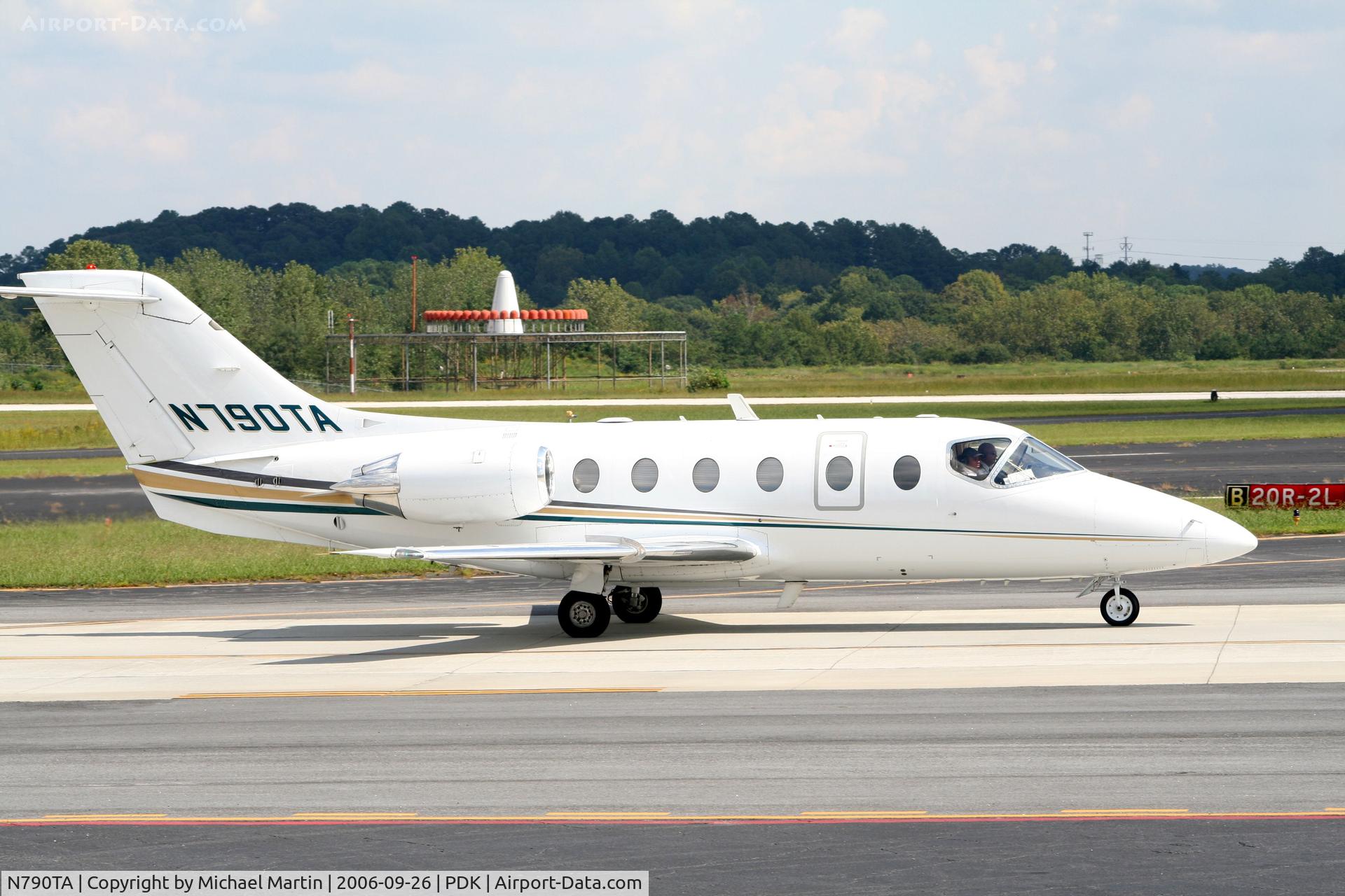 N790TA, 1999 Raytheon Beechjet 400A/Nextant N400XT C/N RK-252, Taxing to Runway 2R