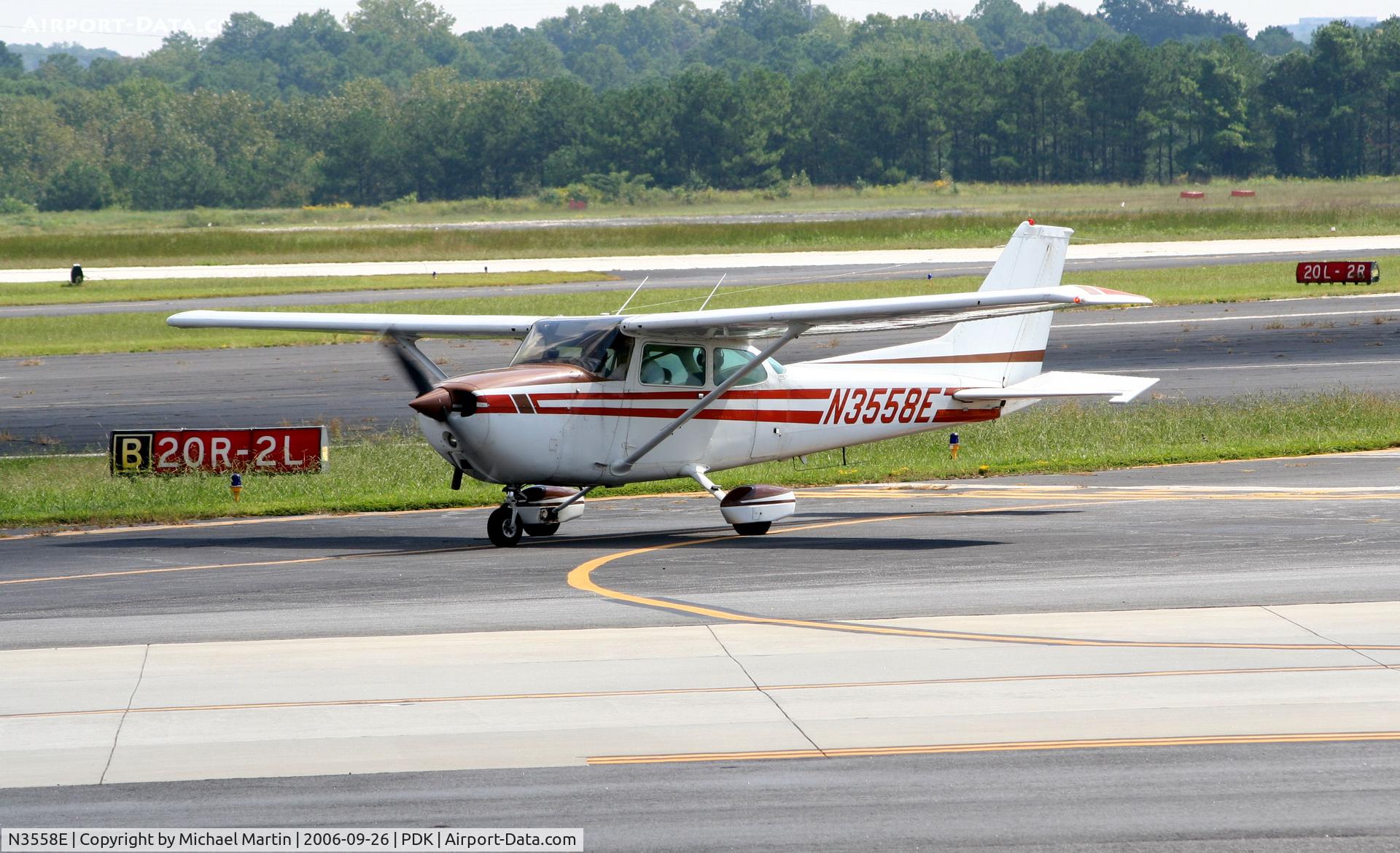 N3558E, 1978 Cessna 172N C/N 17271586, Taxing to hanger