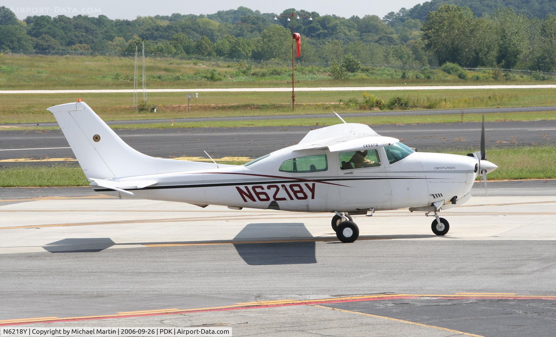 N6218Y, 1981 Cessna T210N Turbo Centurion C/N 21064299, Taxing to Runway 2L