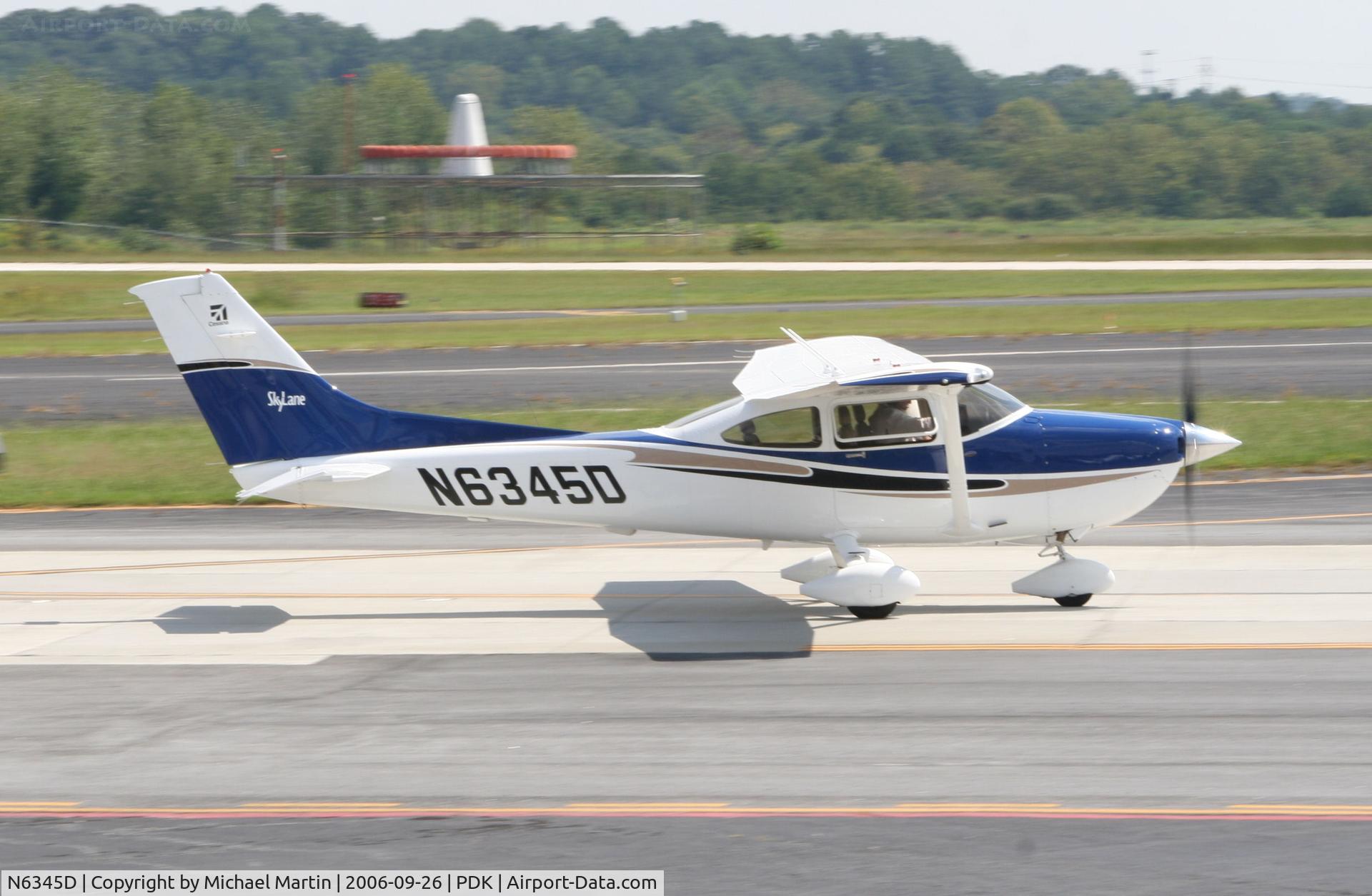 N6345D, 2004 Cessna 182T Skylane C/N 18281401, Taxing to Runway 2L