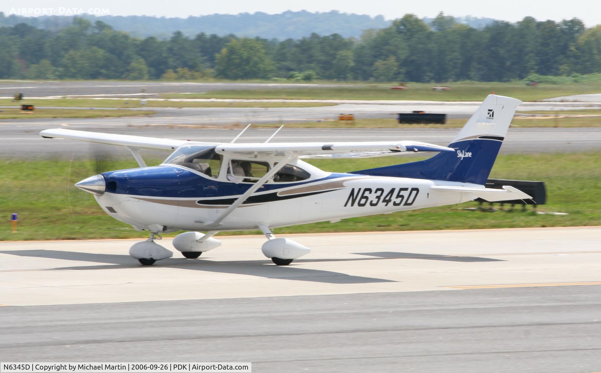 N6345D, 2004 Cessna 182T Skylane C/N 18281401, Taxing to hanger
