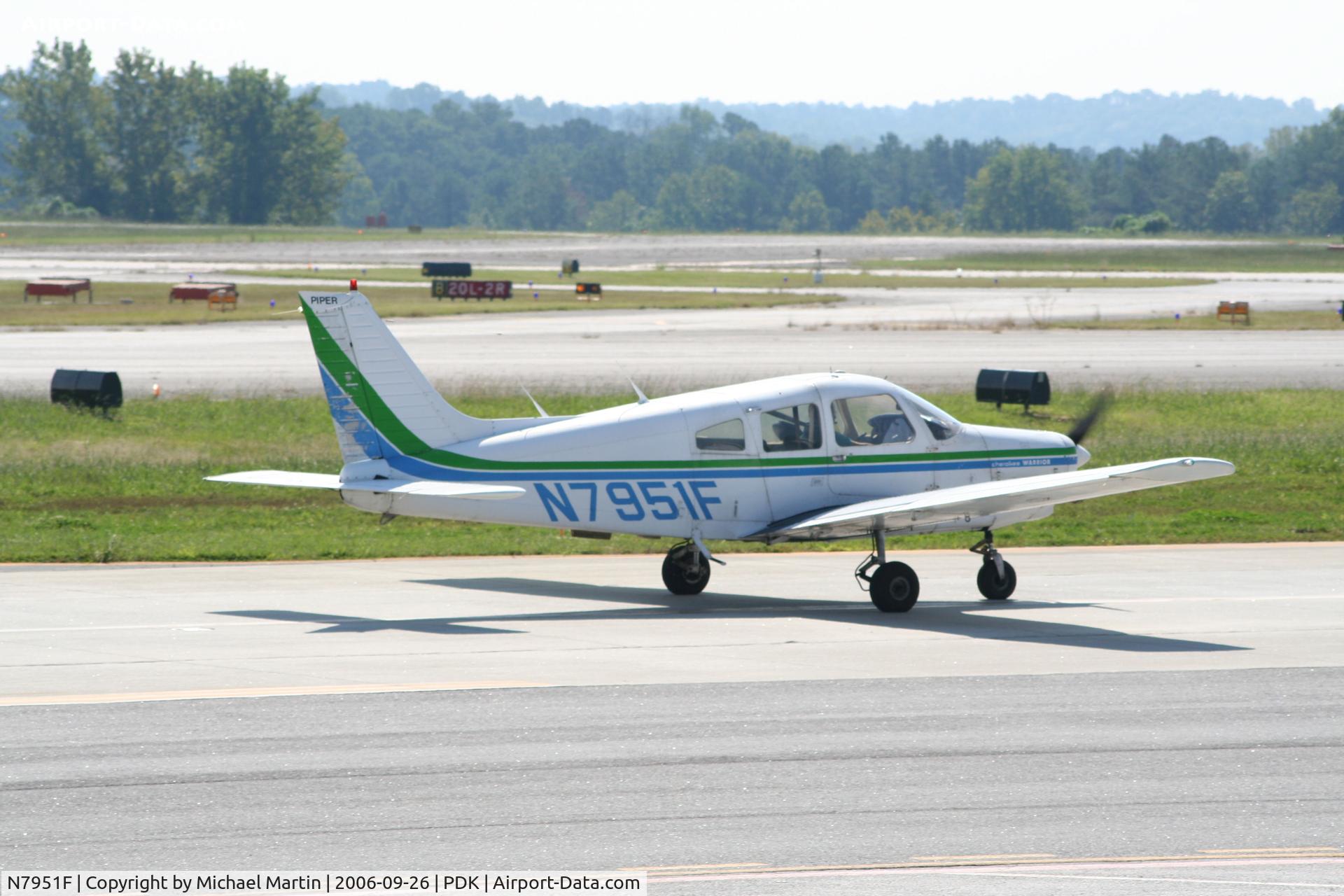 N7951F, 1976 Piper PA-28-151 C/N 28-7715249, Taxing to Runway 2L