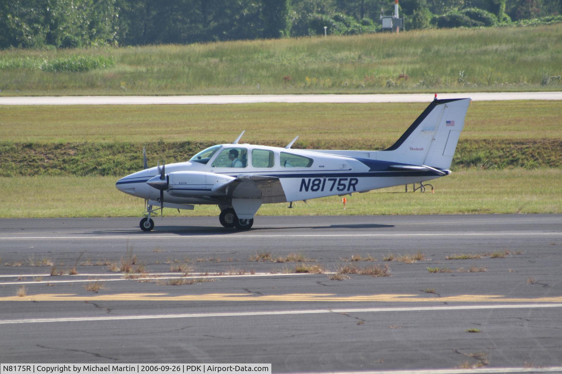 N8175R, 1974 Beech 95-B55 (T42A) Baron C/N TC-1754, Taxing to hanger
