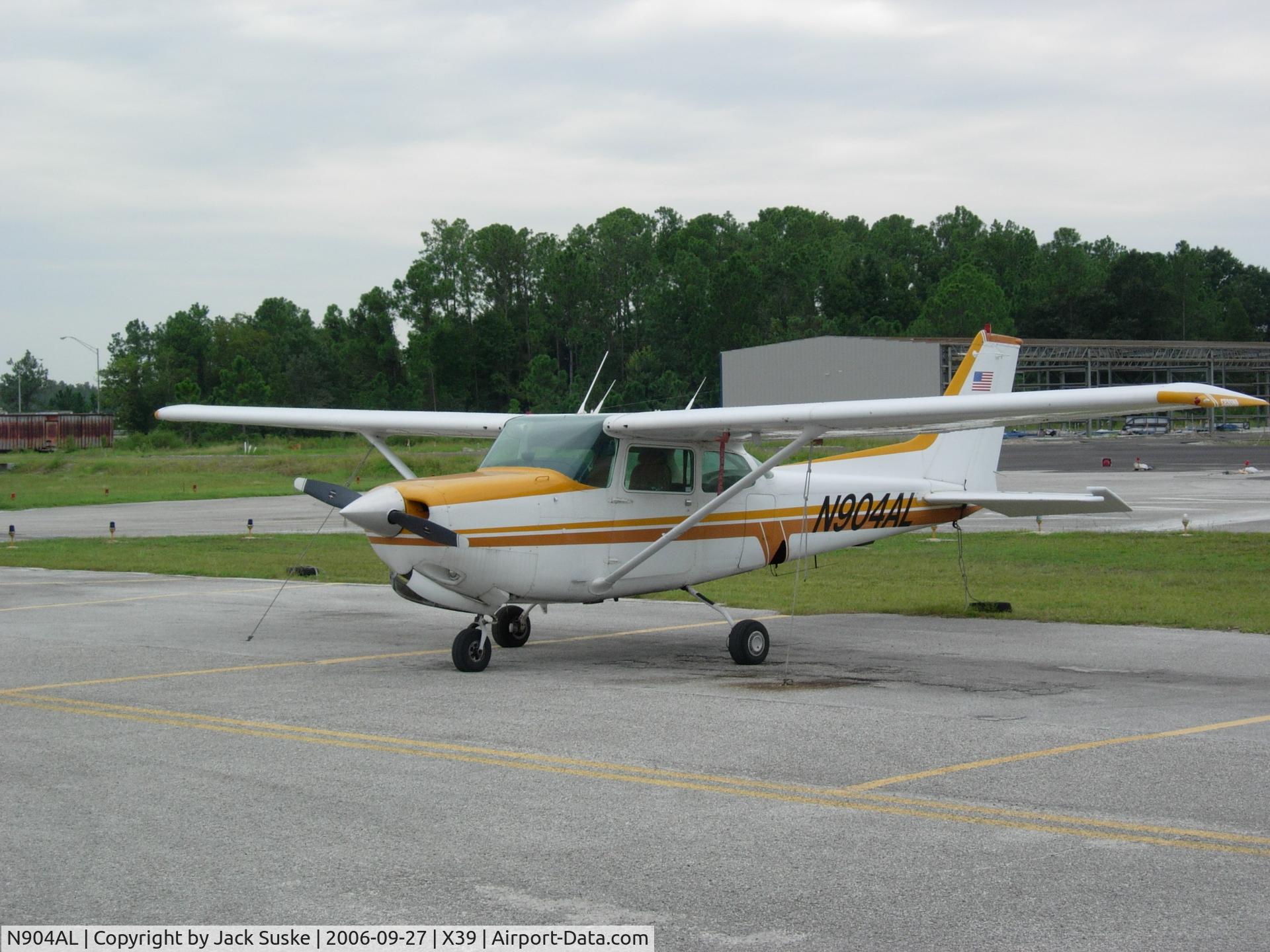 N904AL, 1980 Cessna 172RG Cutlass RG C/N 172RG0239, On the ramp