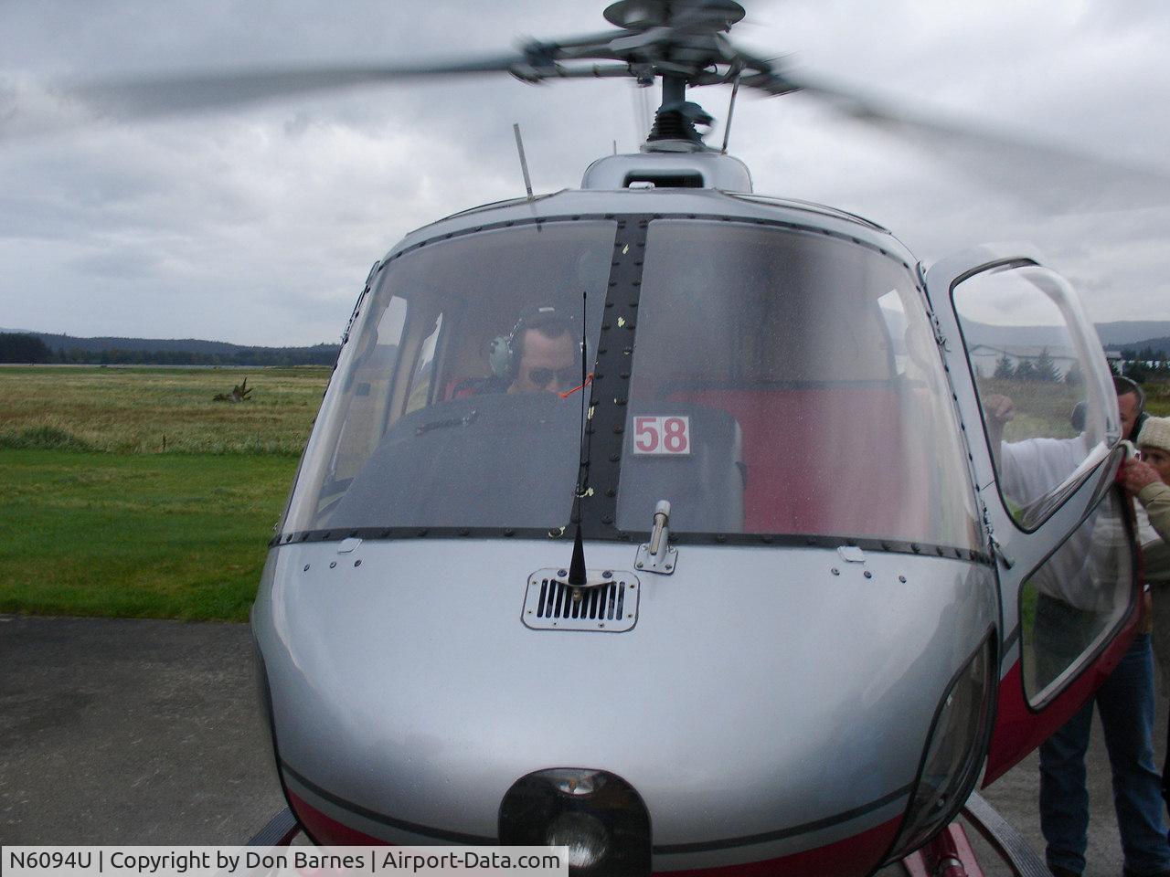 N6094U, 1994 Eurocopter AS-350BA Ecureuil C/N 2751, Offloading sightseers at Mendenhall Glacier