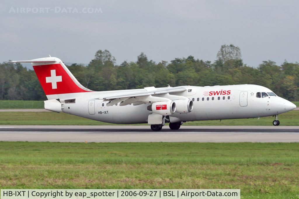 HB-IXT, 1995 British Aerospace Avro 146-RJ100 C/N E3259, landing on runway 16