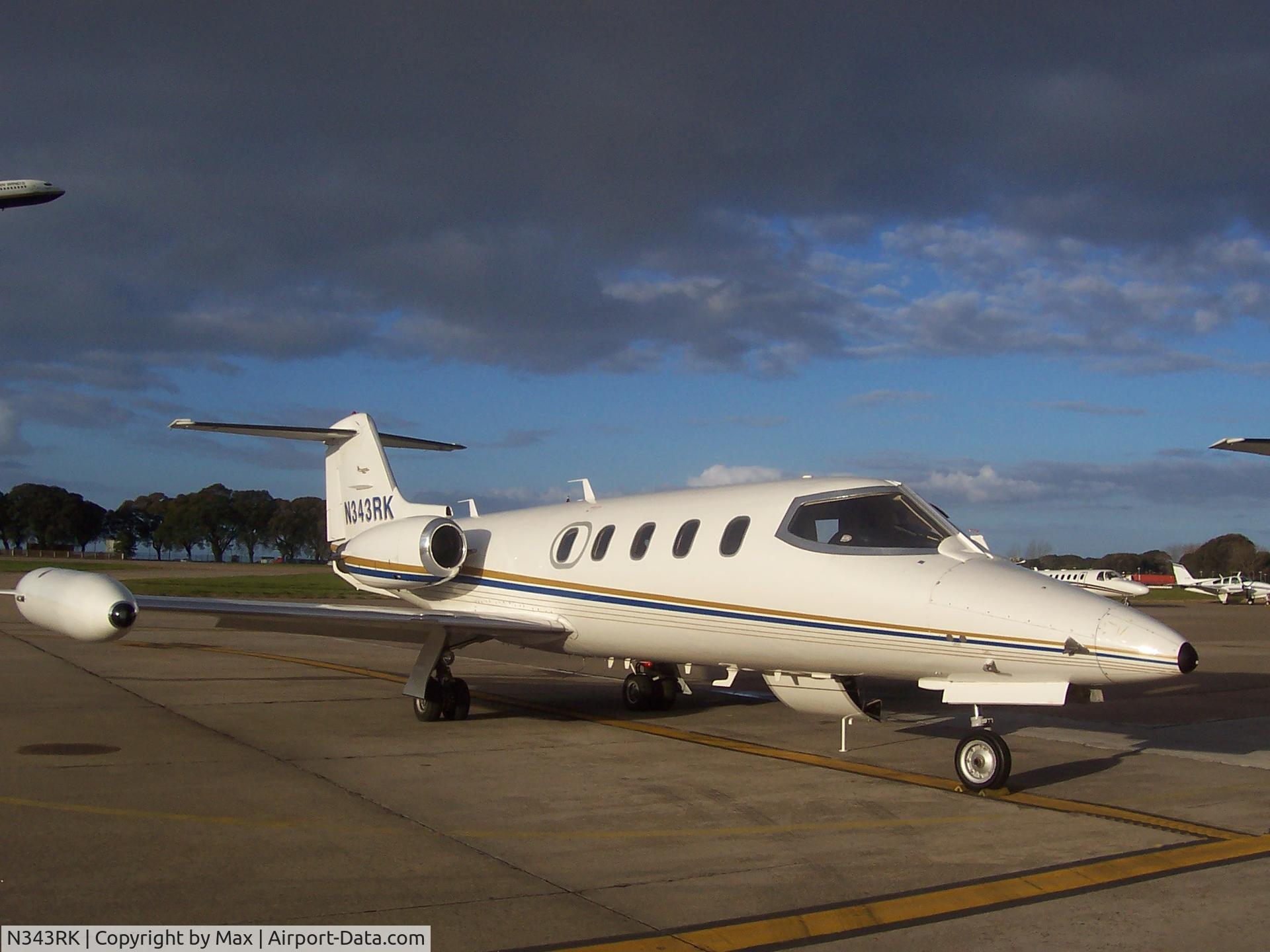 N343RK, 1973 Gates Learjet 25B C/N 110, Learjet en la plataforma de Aeroparque