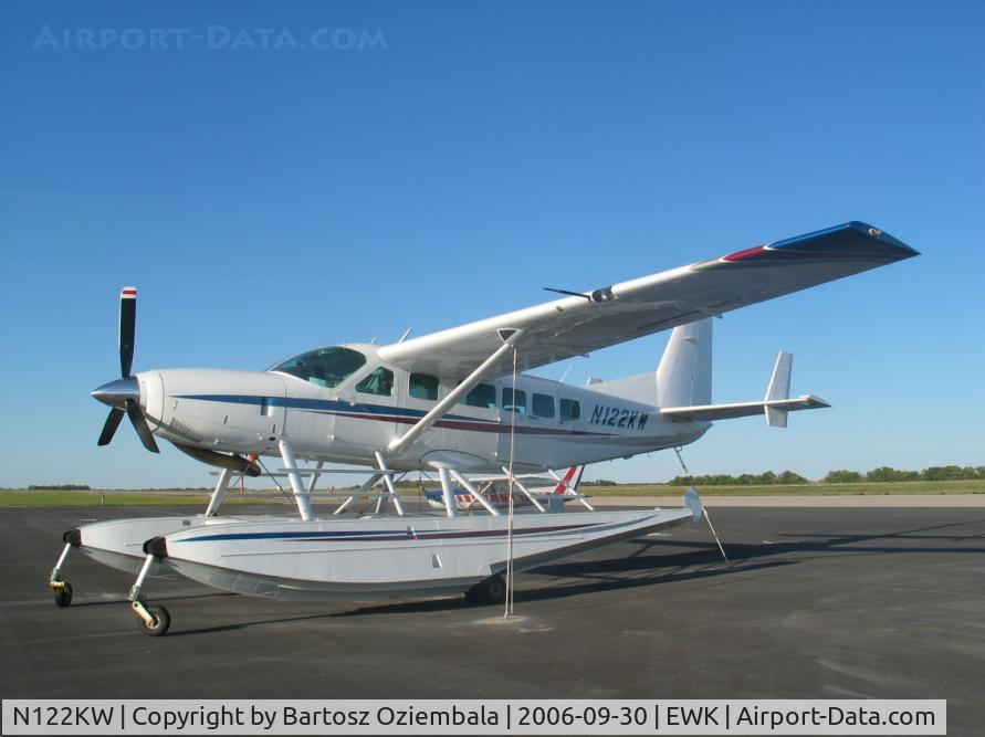 N122KW, 2000 Cessna 208 Caravan I C/N 20800321, no description, sorry.