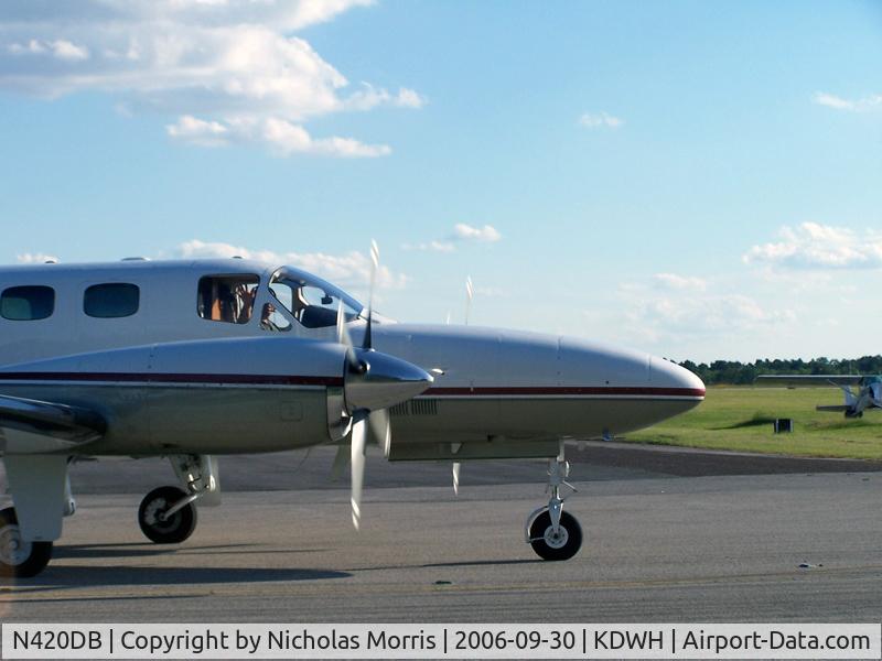 N420DB, 1980 Cessna 441 C/N 4410129, Heading back to the active w/ pilot giving me a little wave