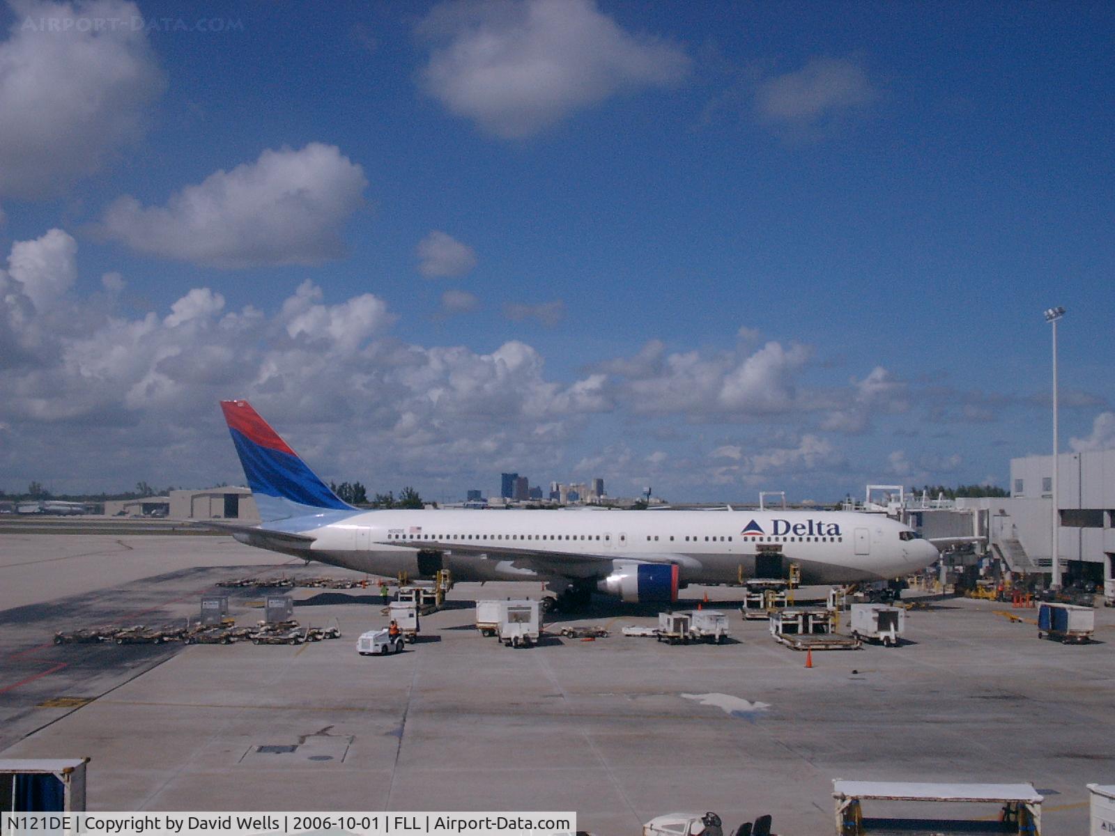 N121DE, 1987 Boeing 767-332 C/N 23435, Taken @ FLL on 10-01-06