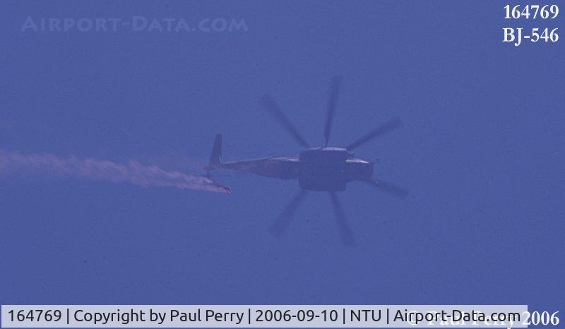 164769, Sikorsky MH-53E Sea Dragon C/N 65-612, The Red Devils egressing from the Sea Dragon for their demo