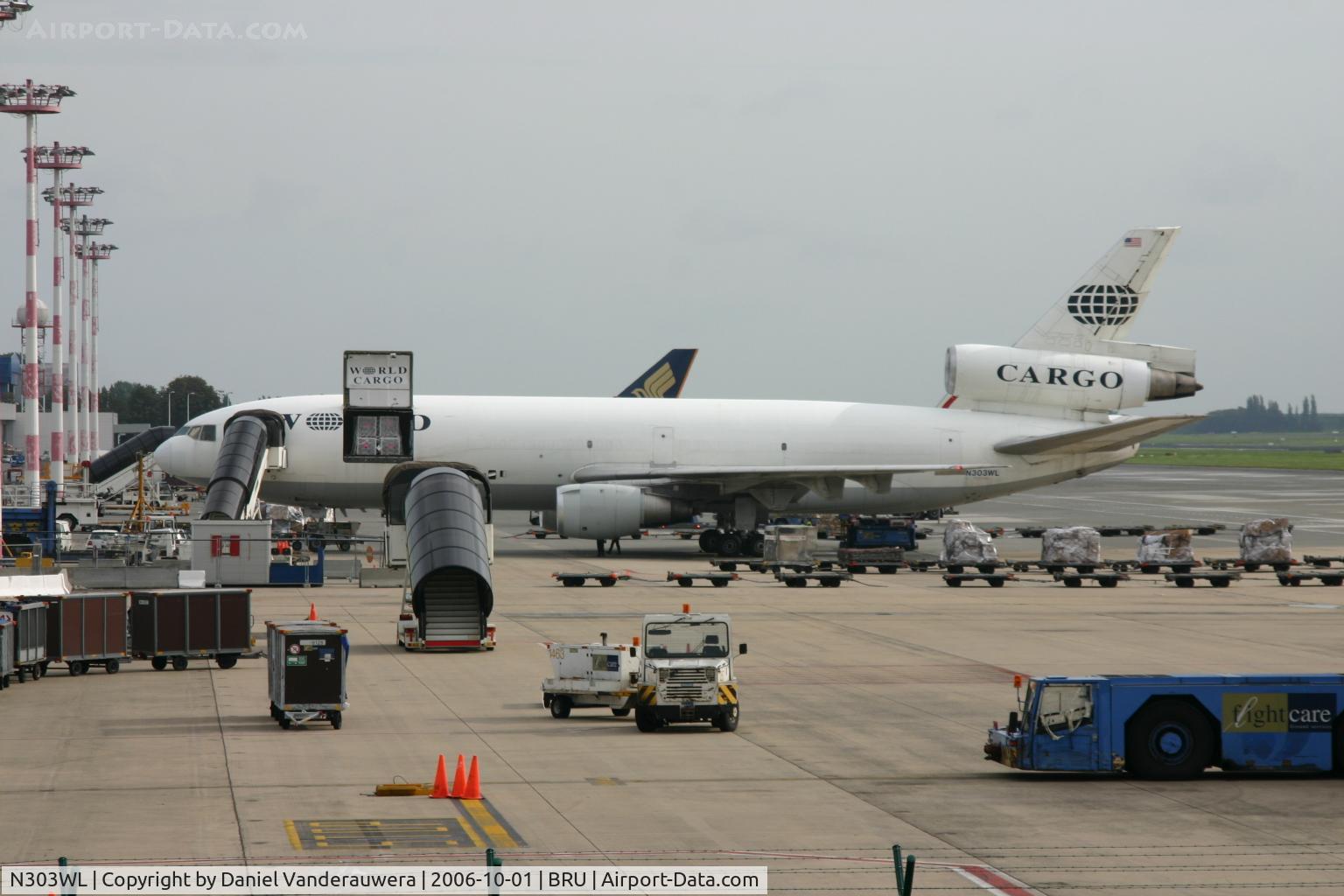 N303WL, 1975 McDonnell Douglas DC-10-30F C/N 46917, waiting for unloading