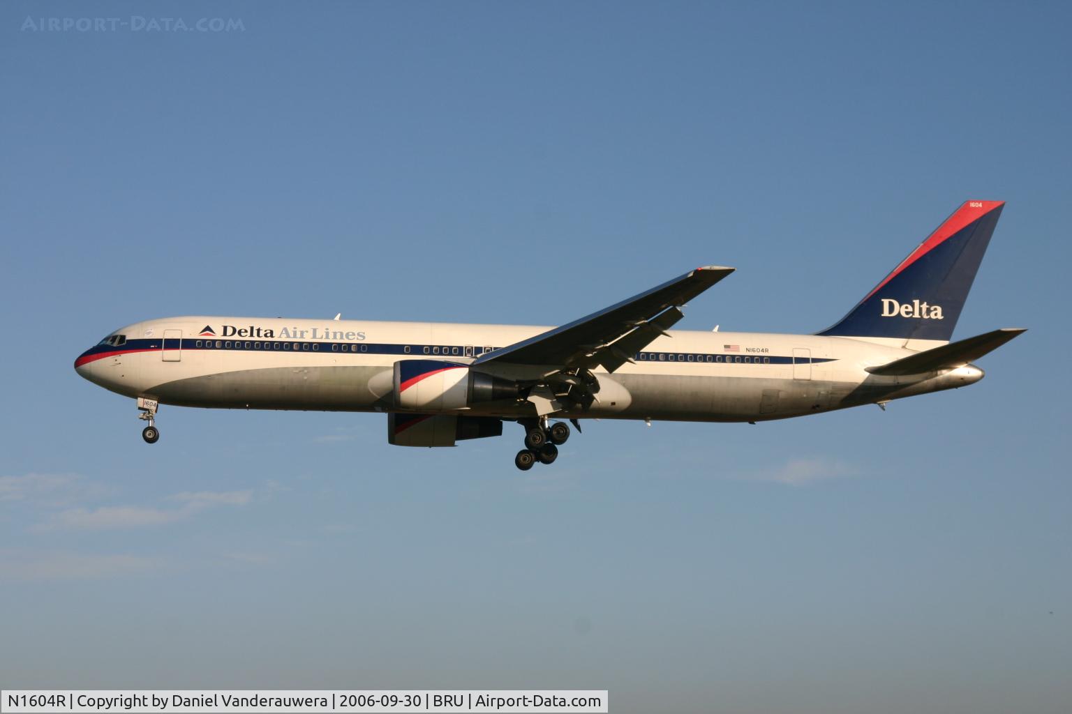 N1604R, 1999 Boeing 767-332 C/N 30180, arrival of flight DL140 on rwy 25L