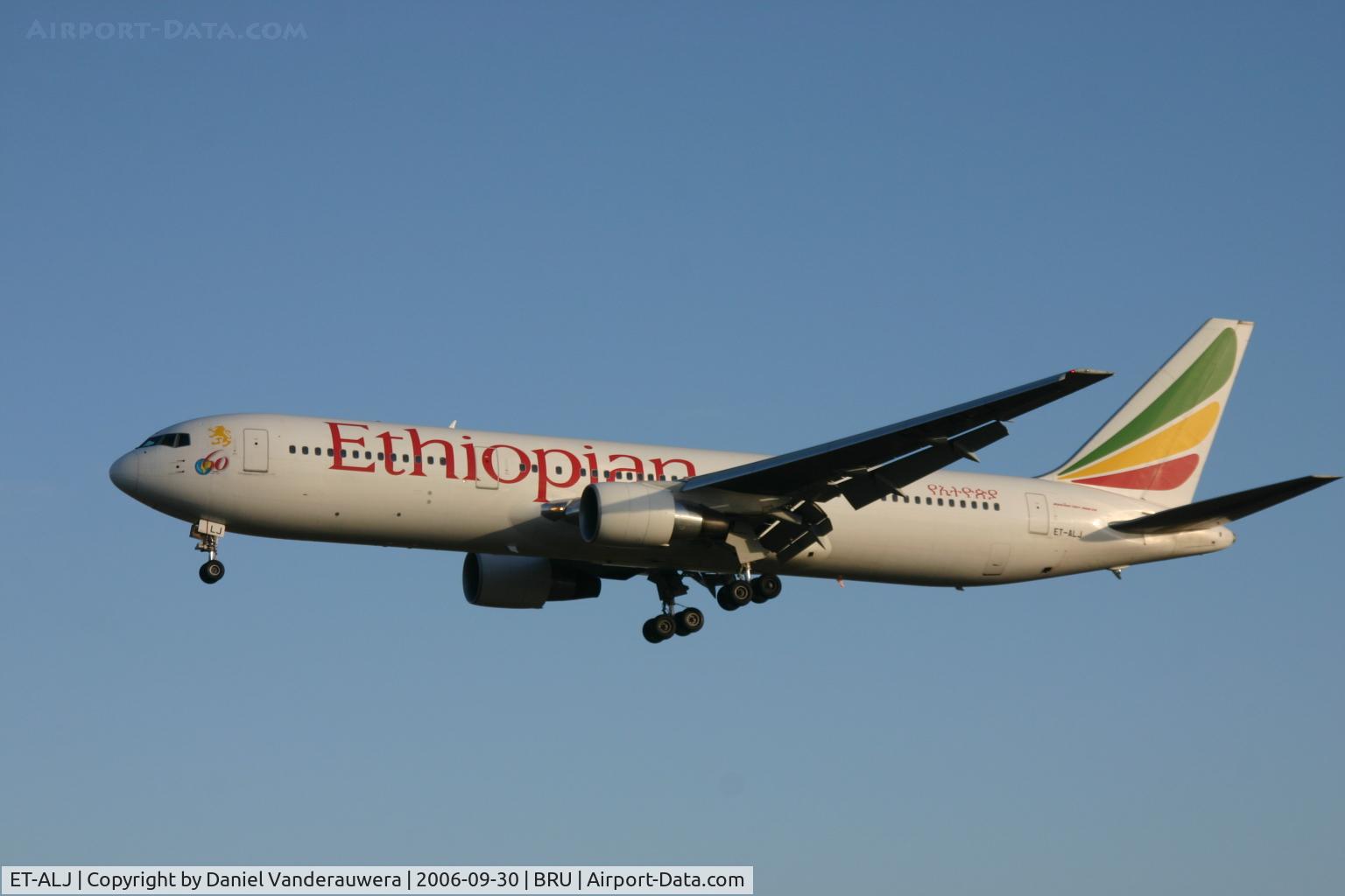 ET-ALJ, 2003 Boeing 767-360/ER C/N 33767, descending to rwy 25L