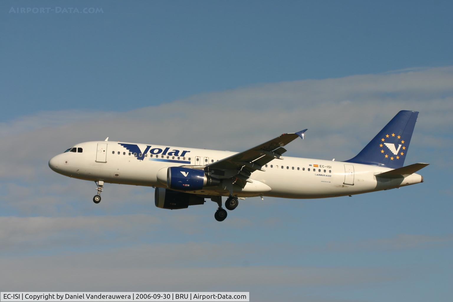 EC-ISI, 2003 Airbus A320-214 C/N 2123, descending to rwy 25L