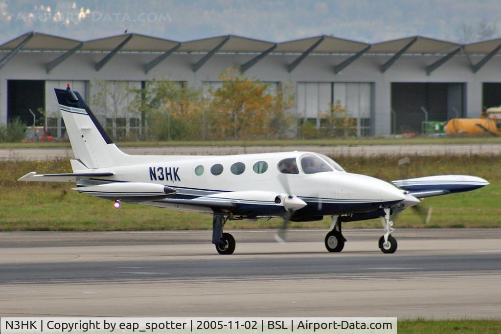 N3HK, 1975 Cessna 340 C/N 340-0538, lining up runway 16