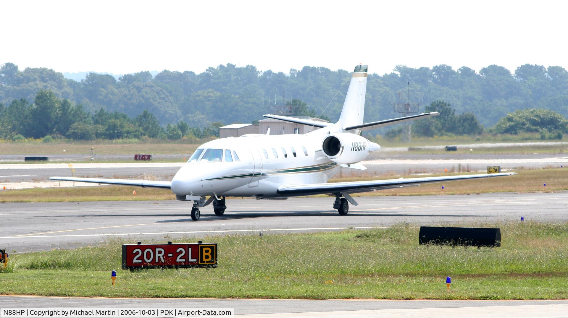 N88HP, 1999 Cessna 560XL C/N 560-5050, Taxing to Signature Air Service