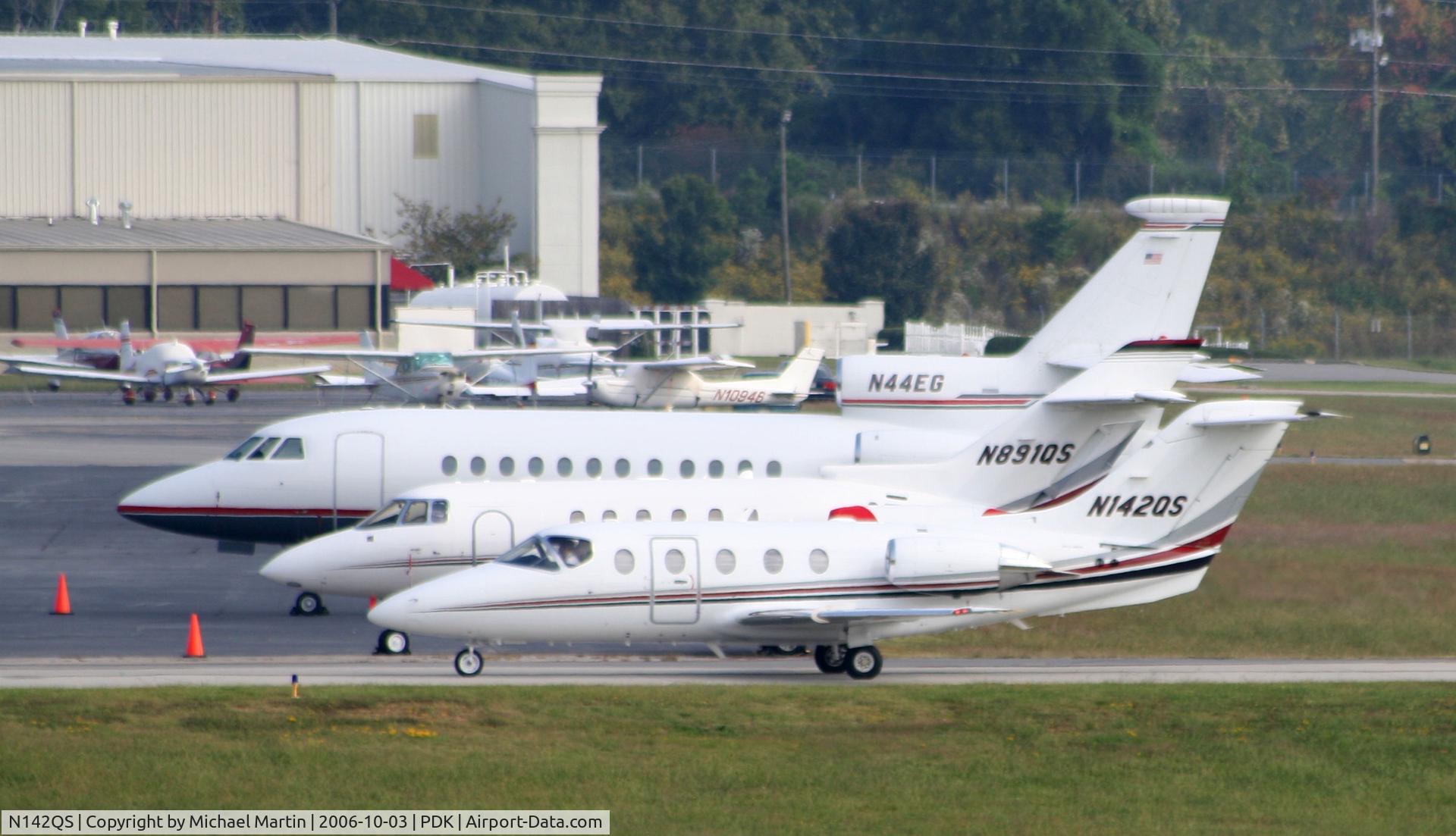 N142QS, 2005 Raytheon Beechjet 400A C/N RK-432, Taxing to Signature Flight Services