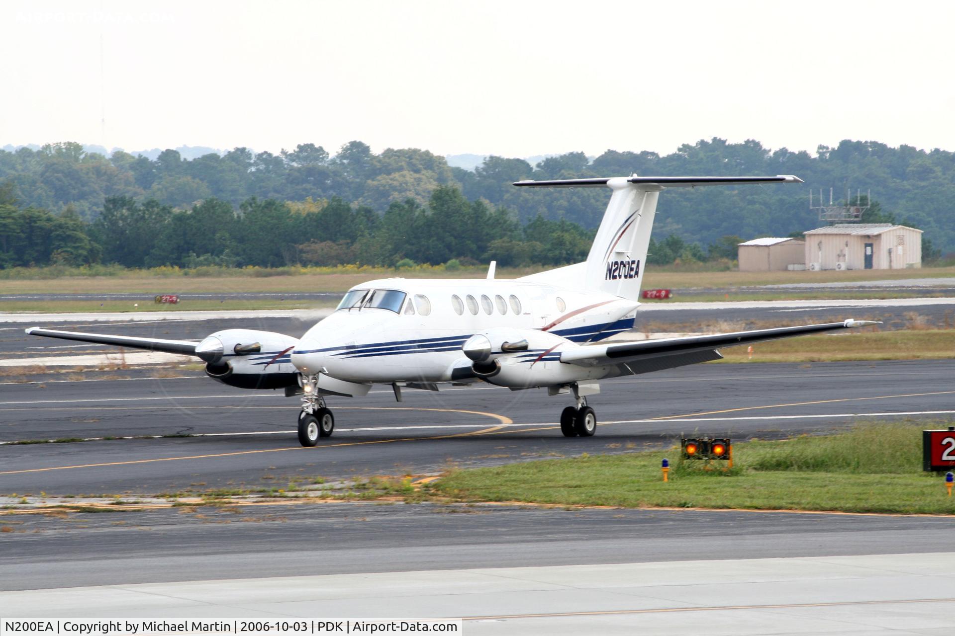 N200EA, 1990 Beech B200 King Air C/N BB-1368, Lifeguard taxing to Epps Air Service