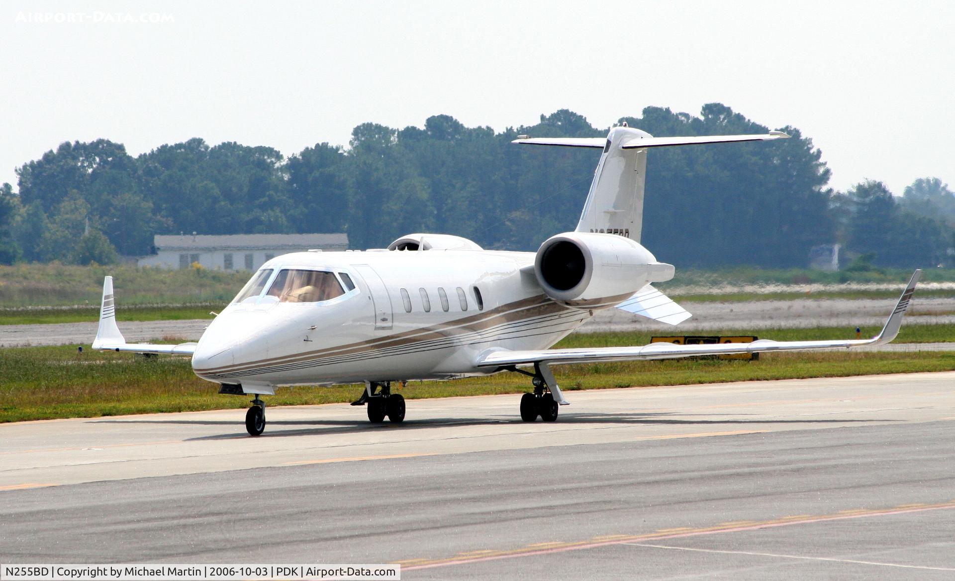 N255BD, 2001 Learjet 60 C/N 221, Taxing to Runway 20L