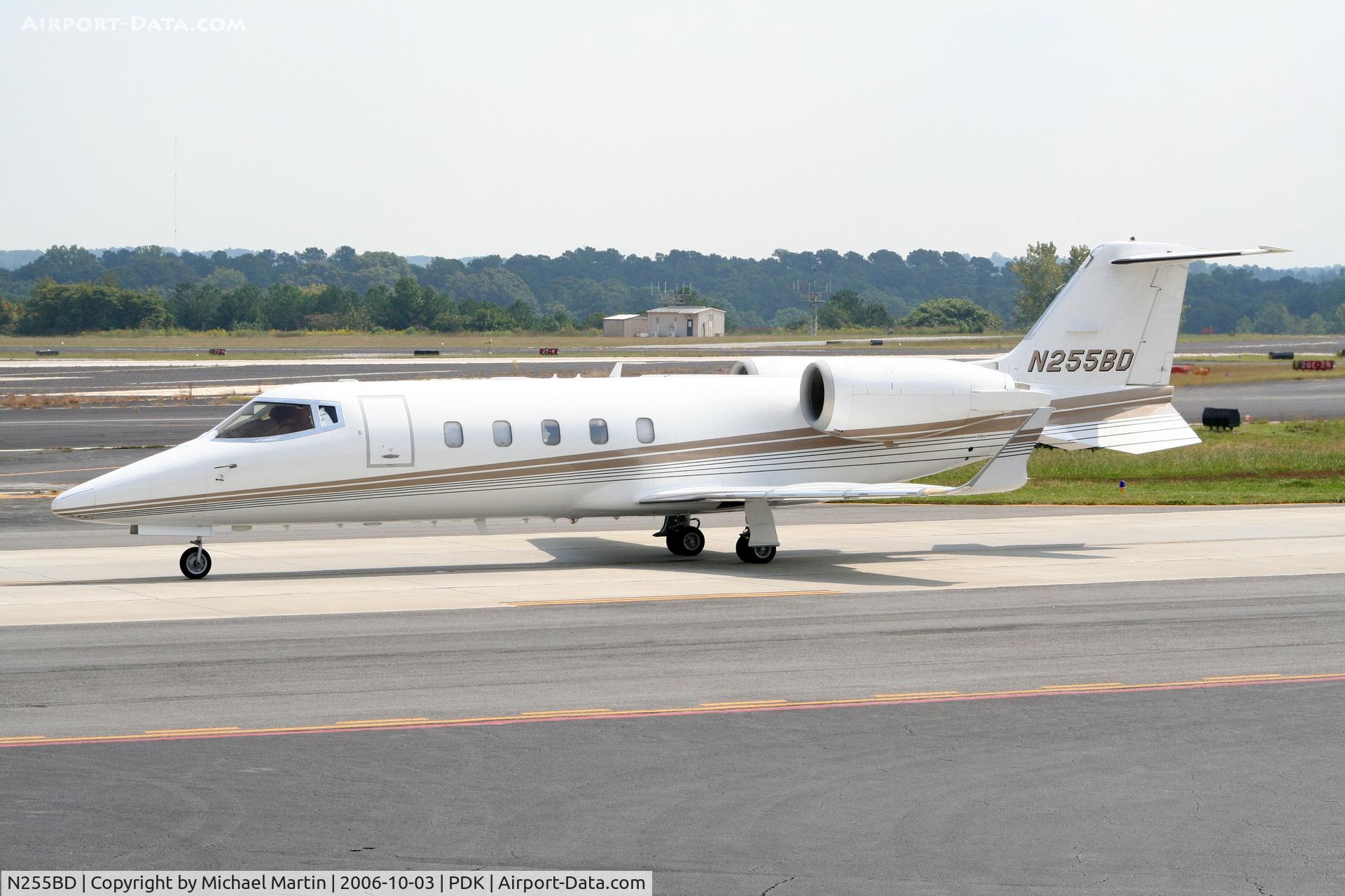 N255BD, 2001 Learjet 60 C/N 221, Taxing to Runway 20L