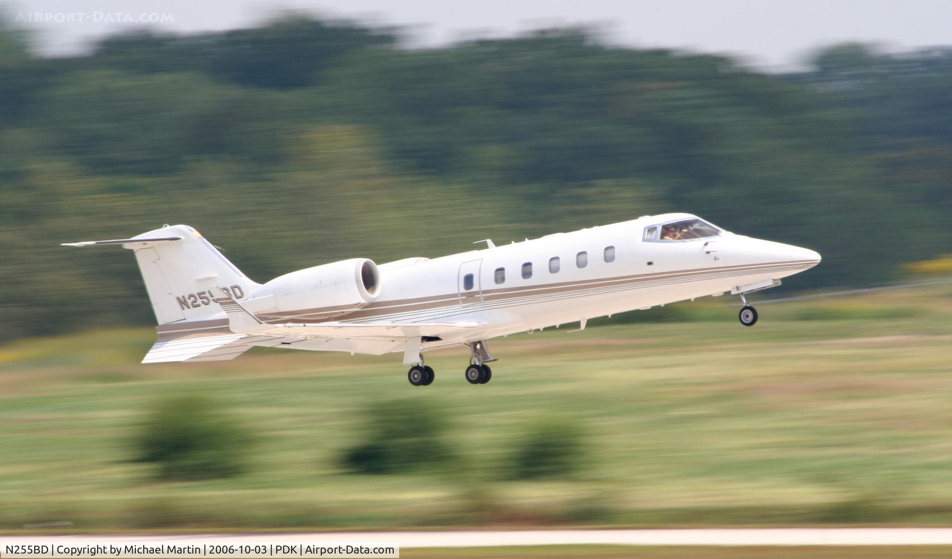 N255BD, 2001 Learjet 60 C/N 221, Departing PDK enroute to CSG
