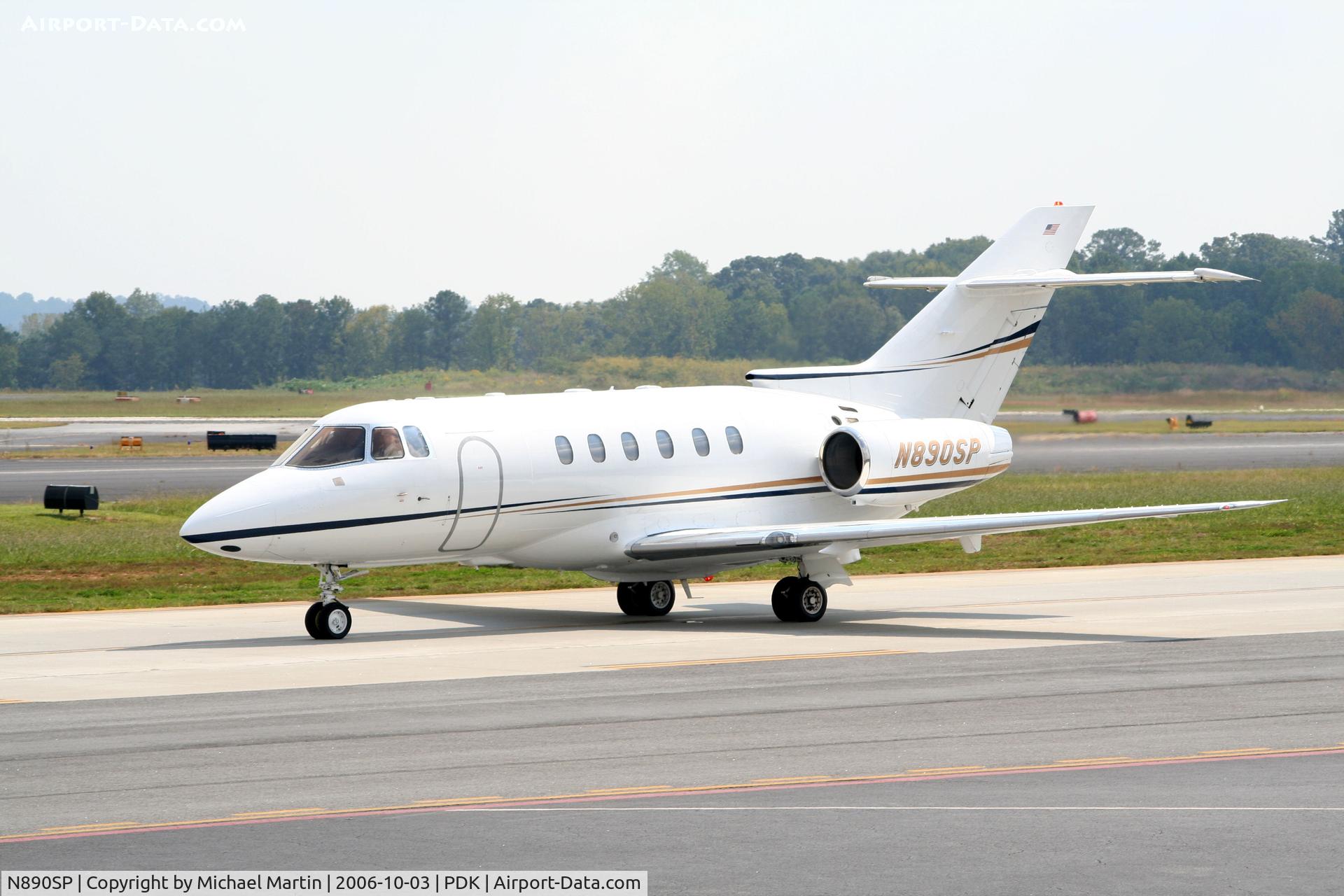 N890SP, 2001 Raytheon Hawker 800XP C/N 258530, Taxing to Epps Air Service